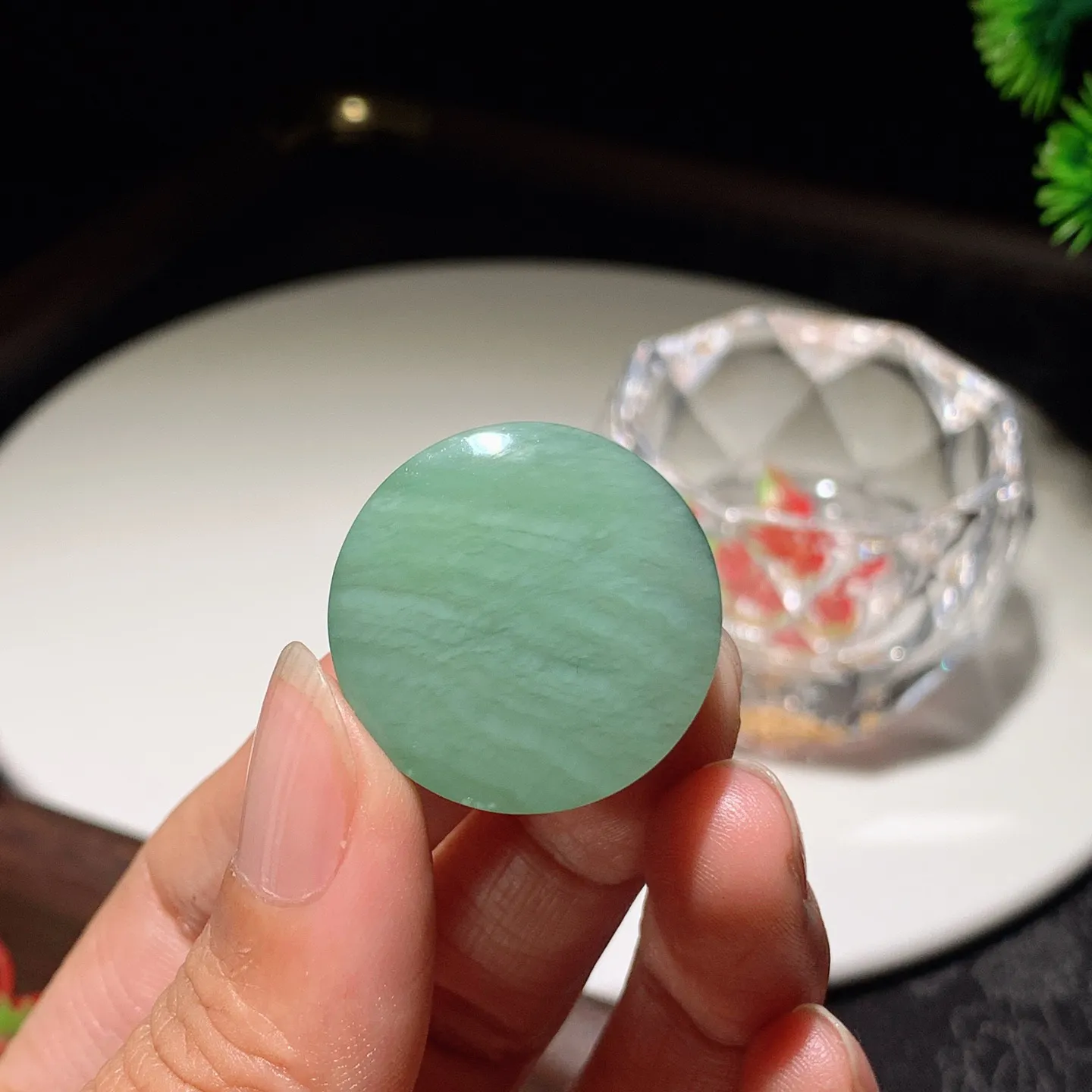和田玉阳绿猫眼俄罗斯碧玉平安无事圆牌挂件。尺寸26/13重17.5克。玉质细腻油润。手推出油。佩戴高端典雅。lt251114