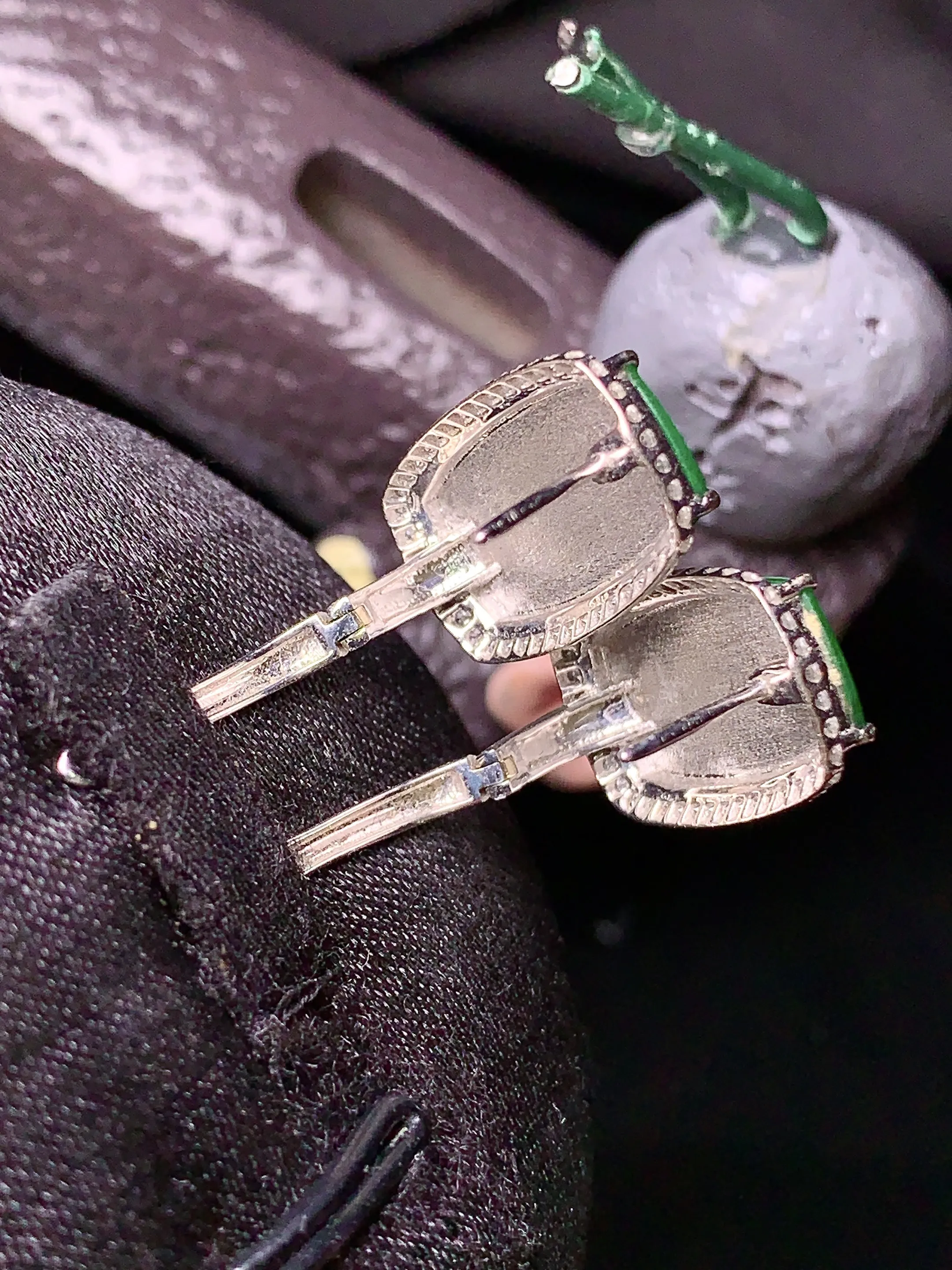 18k金钻镶嵌翠绿无事牌耳钉 玉质细腻 色泽清新艳丽 整体尺寸17.3*11.2*3.8