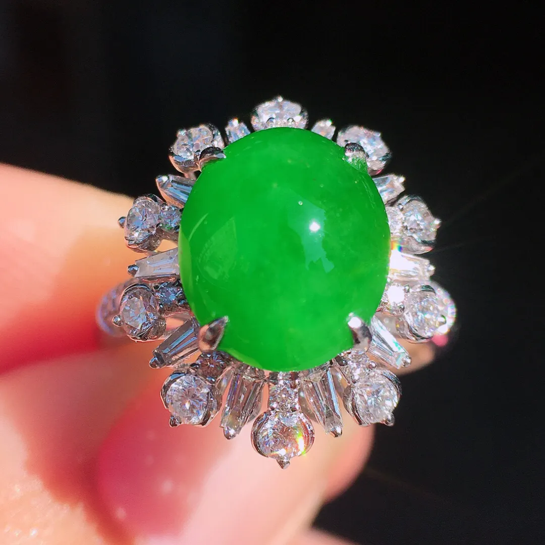 阳绿蛋面戒指，色泽均匀艳丽，玉质细腻，荧光感超
强，饱满圆润，尽显优雅气质，18k
金豪华镶嵌