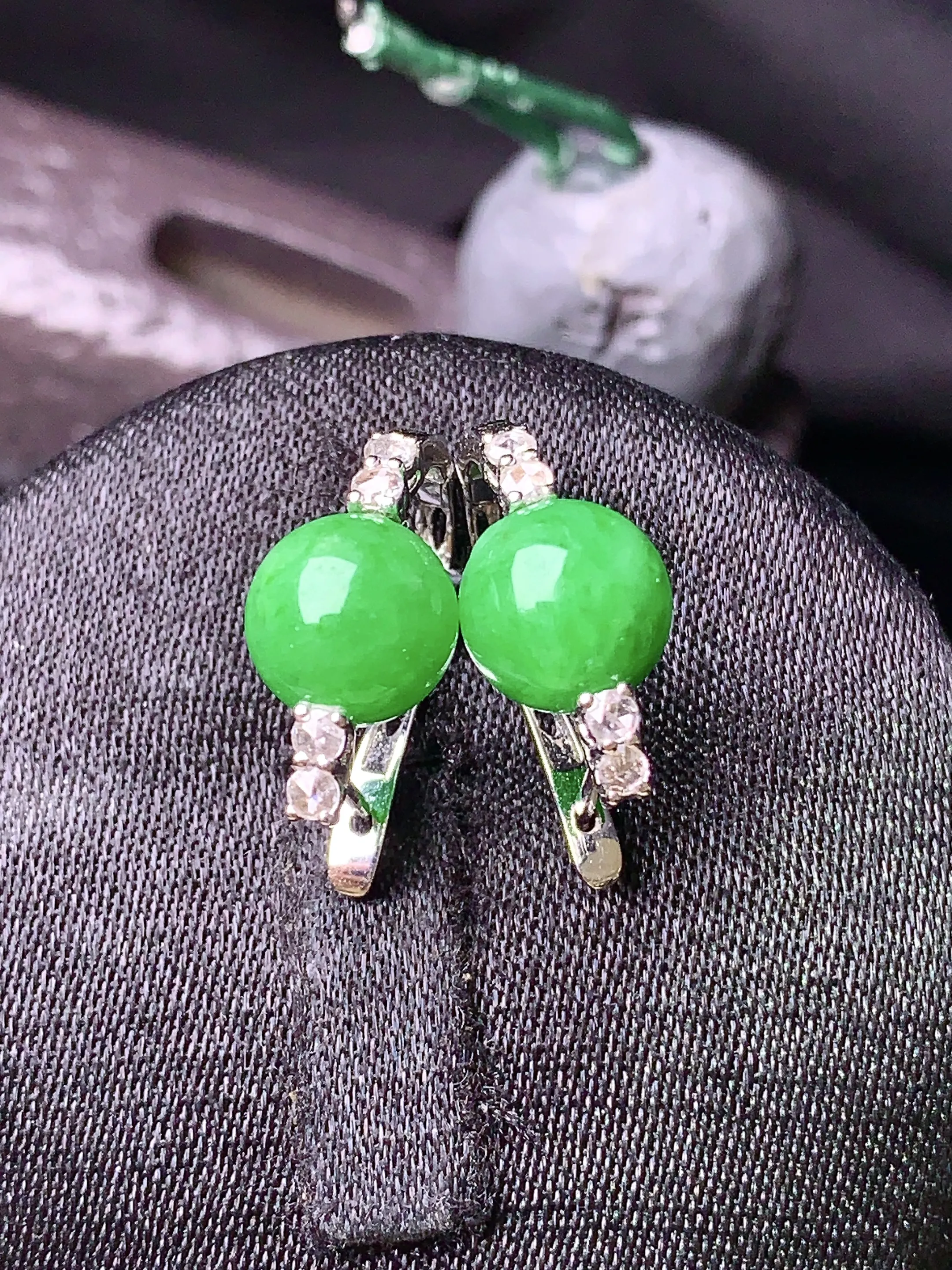 18k金钻镶嵌翠绿圆珠耳钉 玉质细腻 色泽清新艳丽 整体尺寸7.8