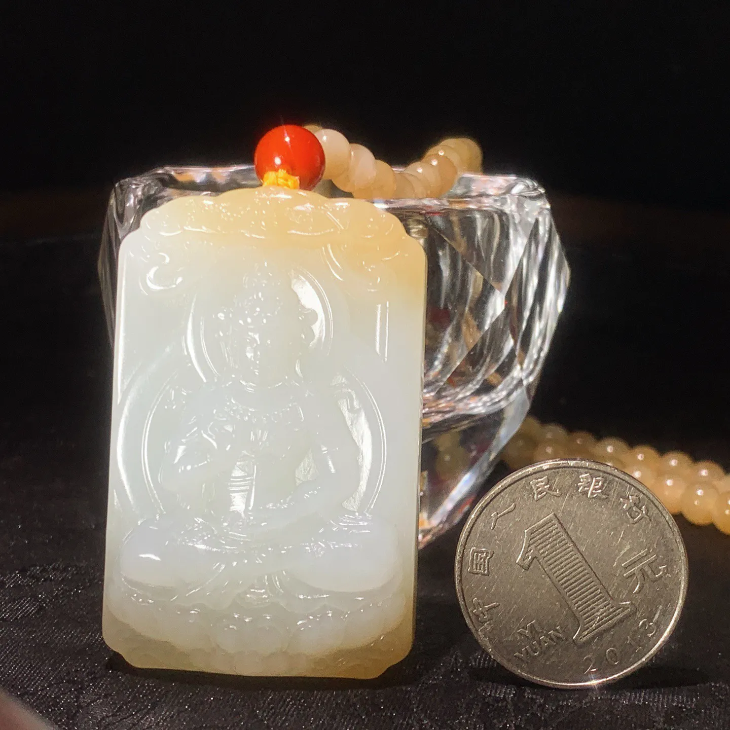 新疆和田玉且末糖坐莲观音牌子挂件。静瓶观音。尺寸53/34/10重77克。玉质细腻油润。手推出油。佩戴高端典雅。lt251114