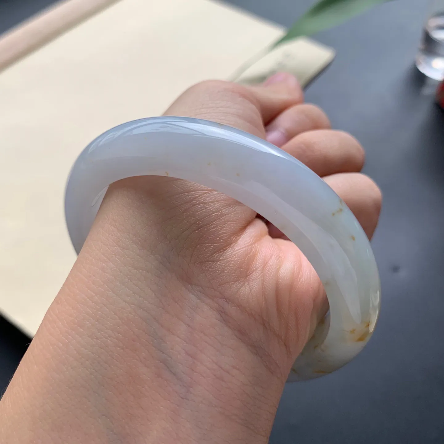 58.2圈囗飘黄翡正圈手镯 尺寸：58.2-12-8.8，无纹裂，细腻光滑，色泽亮丽