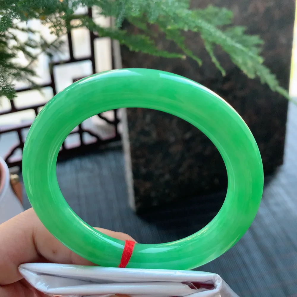 圆条满绿 无瑕 尺寸:56.1/10.9/10.6 满色