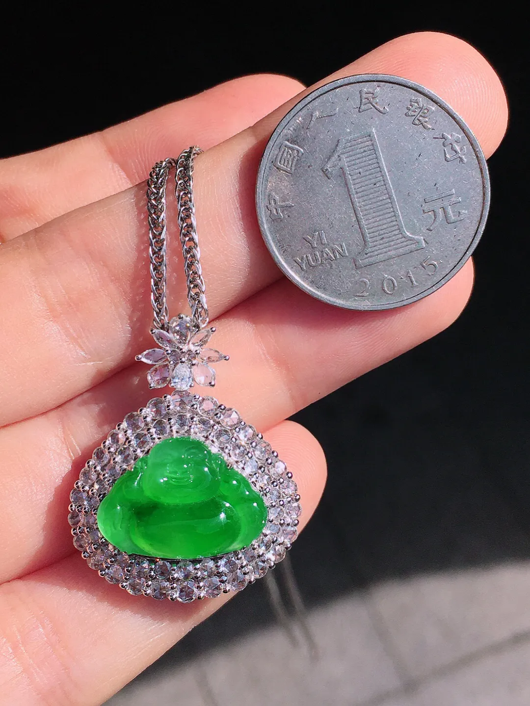 阳绿佛公吊坠，色泽均匀艳丽，玉质细腻，荧光感超
强，饱满圆润，尽显优雅气质，18k
金豪华镶嵌