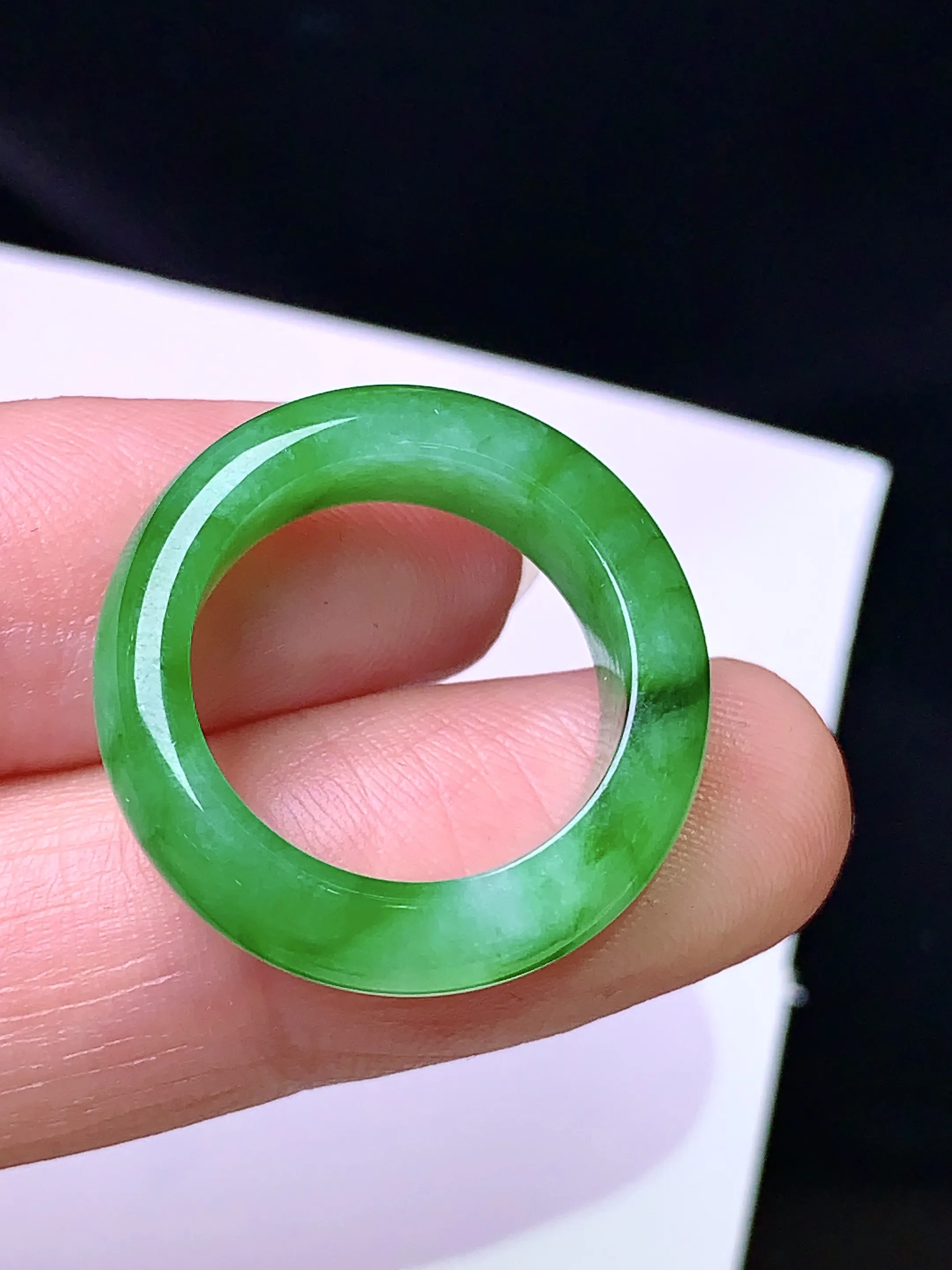 满绿指环 吊坠 玉质细腻 色泽清新艳丽 圈口10 整体尺寸22.6*6*3.6