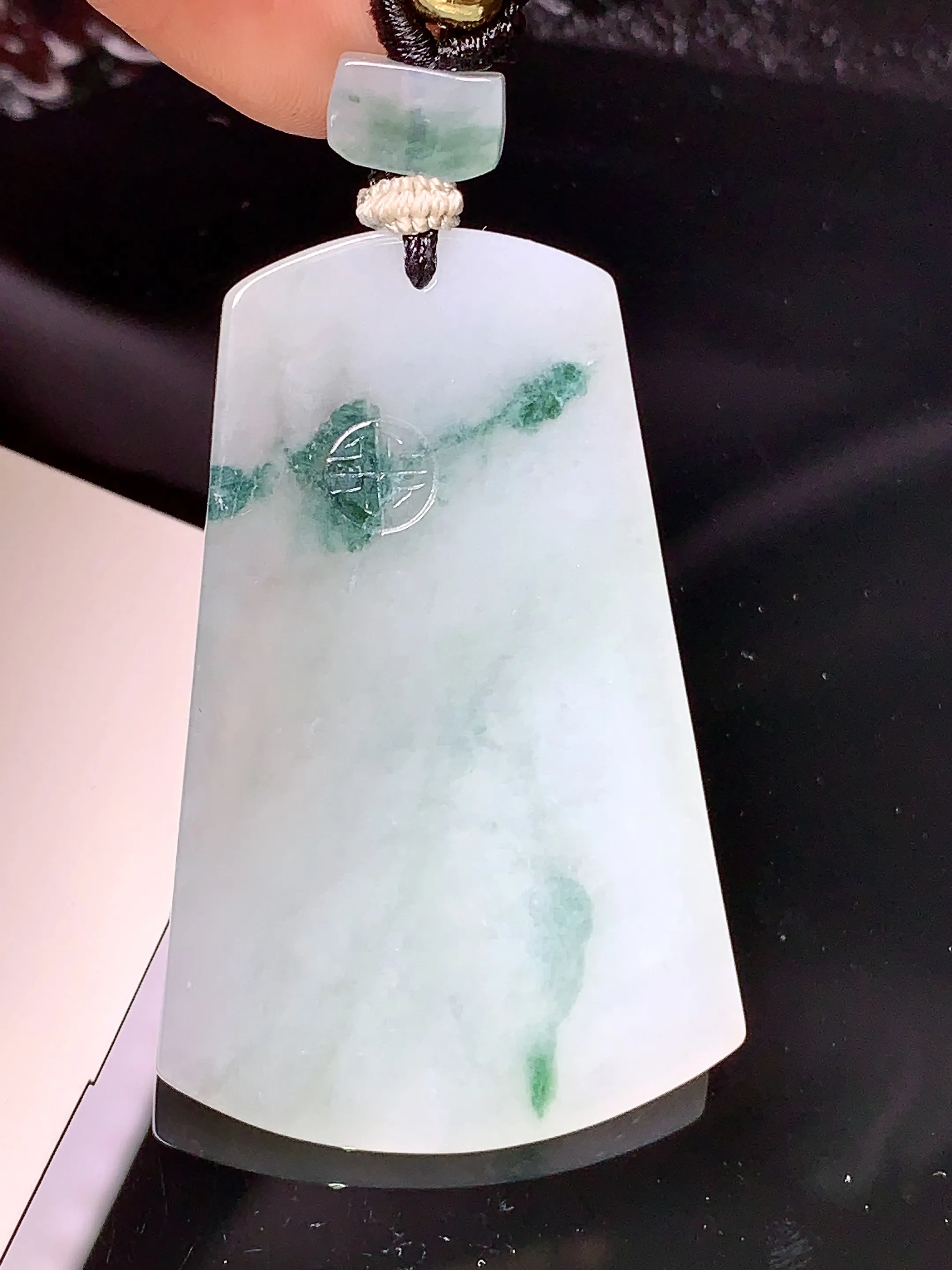 飘绿无事牌吊坠 玉质细腻 色泽清新艳丽 整体尺寸48.3*31.2*4