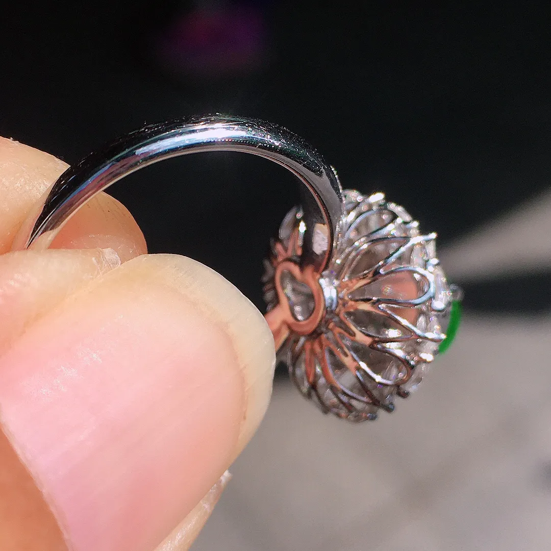 阳绿葫芦戒指，色泽均匀艳丽，玉质细腻，荧光感超
强，饱满圆润，尽显优雅气质，18k
金豪华镶嵌