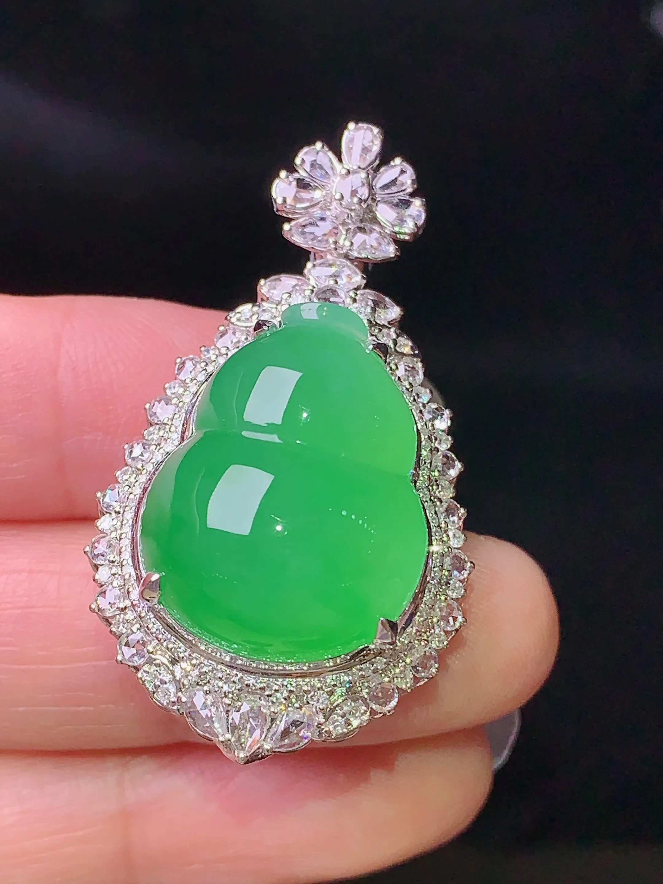 18k金钻镶嵌满绿葫芦吊坠 玉质细腻 色泽清新艳丽 整体尺寸40*22.5*16.7