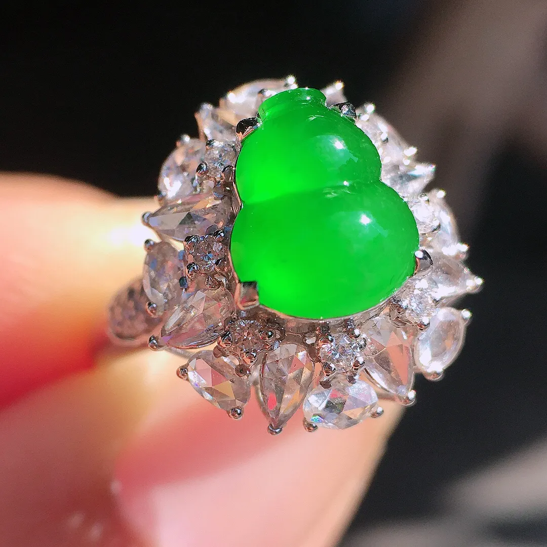 阳绿葫芦戒指，色泽均匀艳丽，玉质细腻，荧光感超
强，饱满圆润，尽显优雅气质，18k
金豪华镶嵌