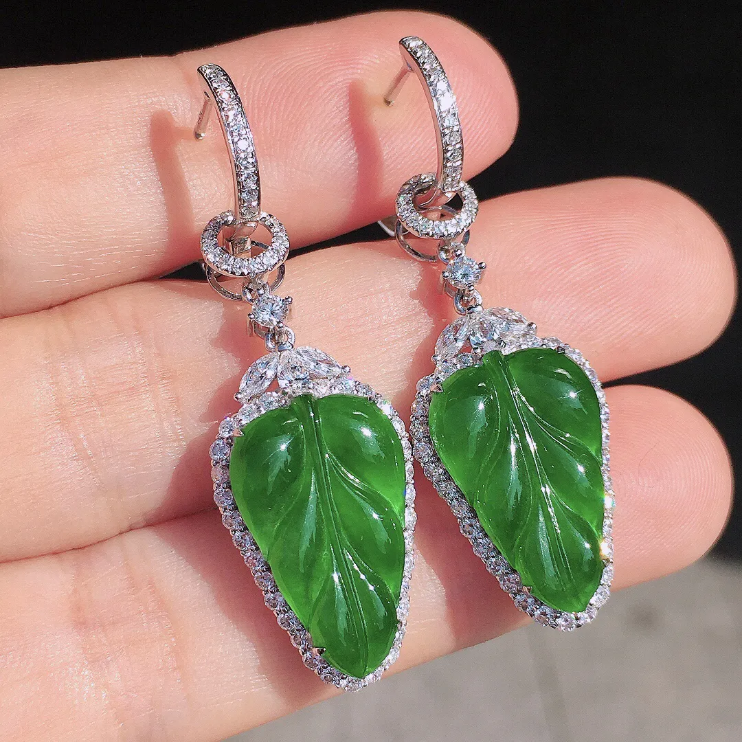 满绿玉叶吊坠/耳坠两用款，色泽均匀艳丽，玉质细腻，荧光感超
强，饱满圆润，尽显优雅气质，18k
金豪