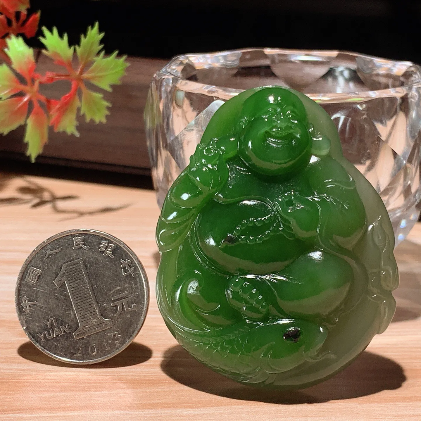 和田玉阳绿俄罗斯碧玉佛引福来挂件。尺寸54/43/12重42.8克。玉质细腻油润。手推出油。佩戴高端典雅。lt251114