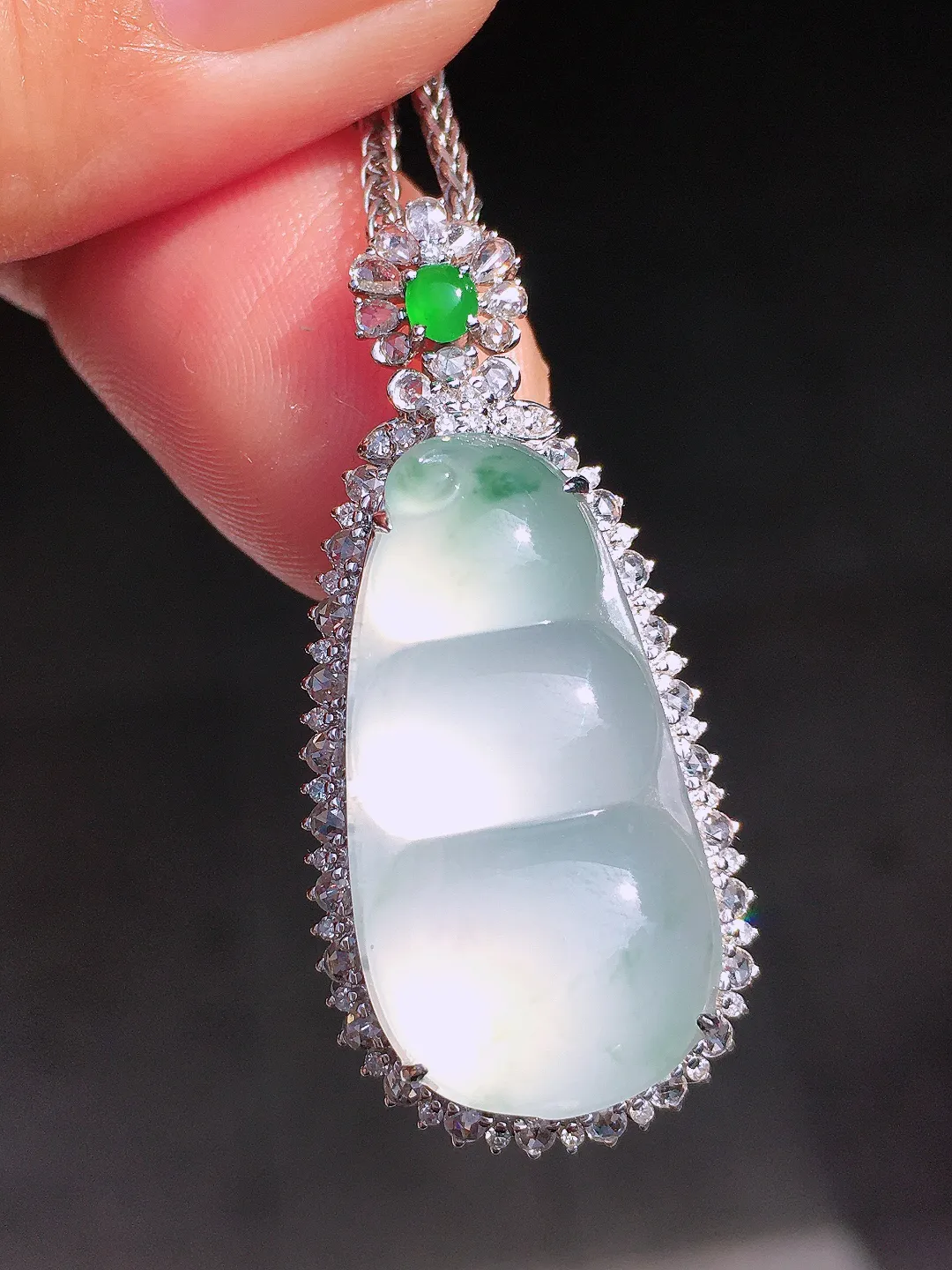 冰飘花福豆吊坠，色泽艳丽，玉质细腻，荧光感超
强，饱满圆润，尽显优雅气质，18k
金豪华镶嵌