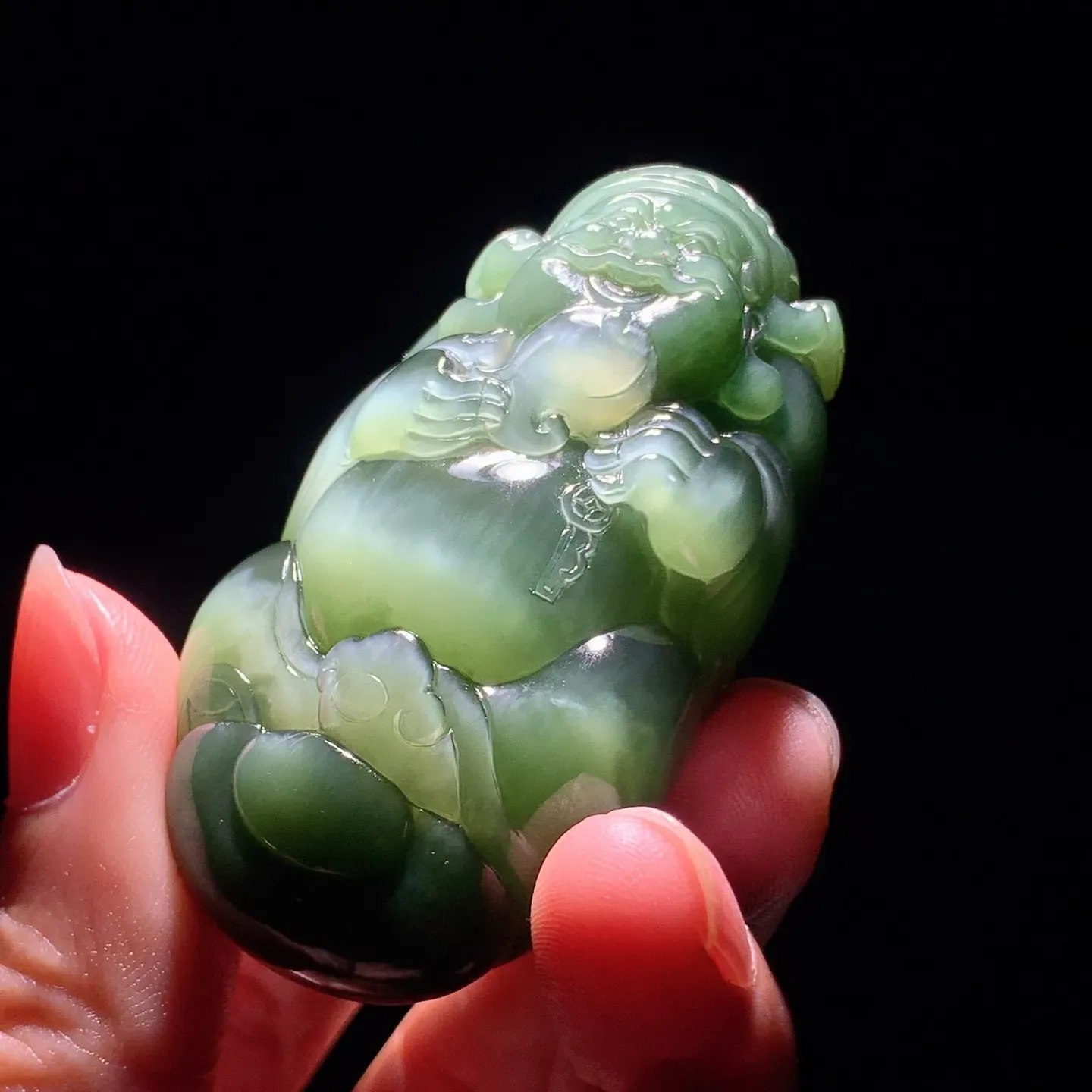 和田玉菠菜绿猫眼俄罗斯碧玉财神爷把件。尺寸58/33/18重60克。玉质细腻油润。手推出油。佩戴高端典雅。lt251114