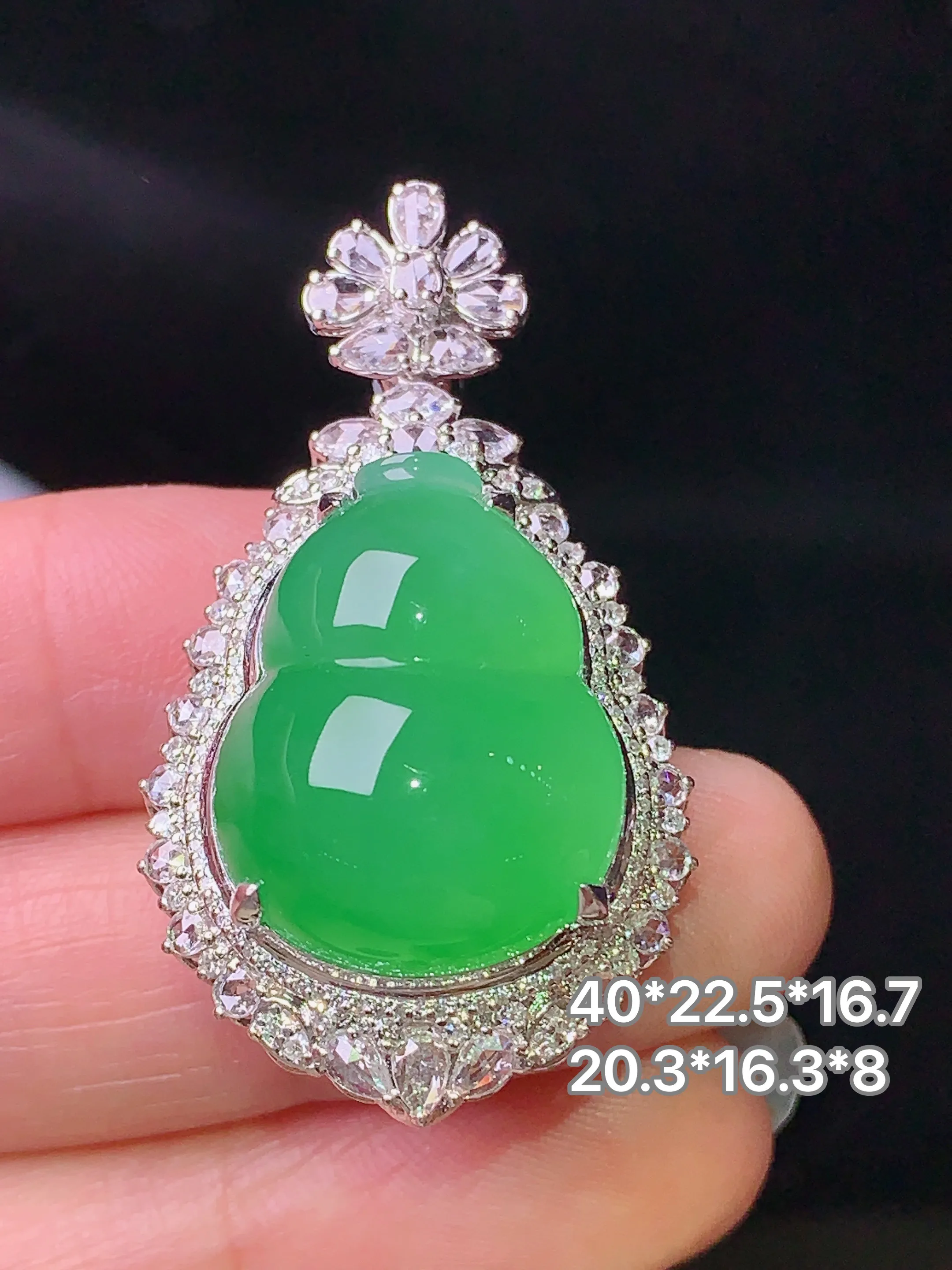 18k金钻镶嵌满绿葫芦吊坠 玉质细腻 色泽清新艳丽 整体尺寸40*22.5*16.7