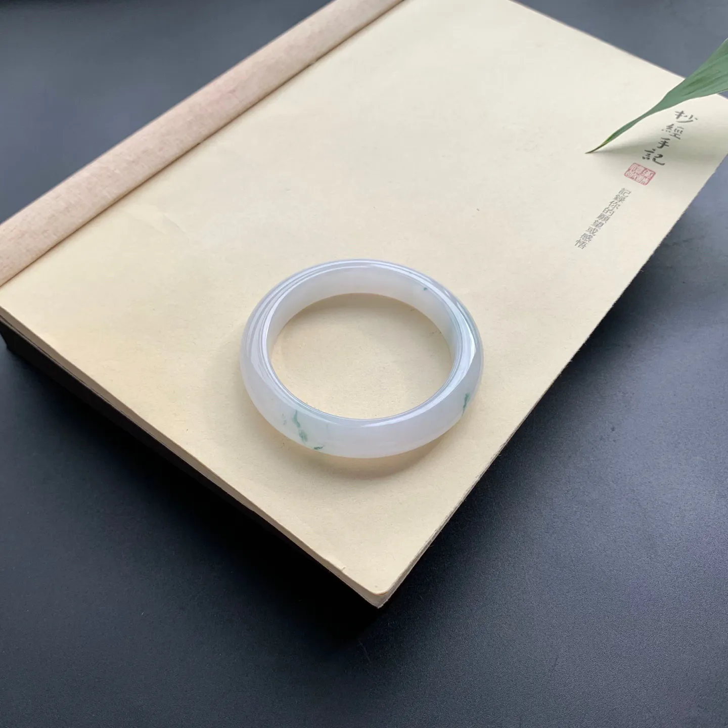 54.5圈口飘花正圈手镯 尺寸：54.5-11.8-8.5，细腻釉洁，花色飘逸