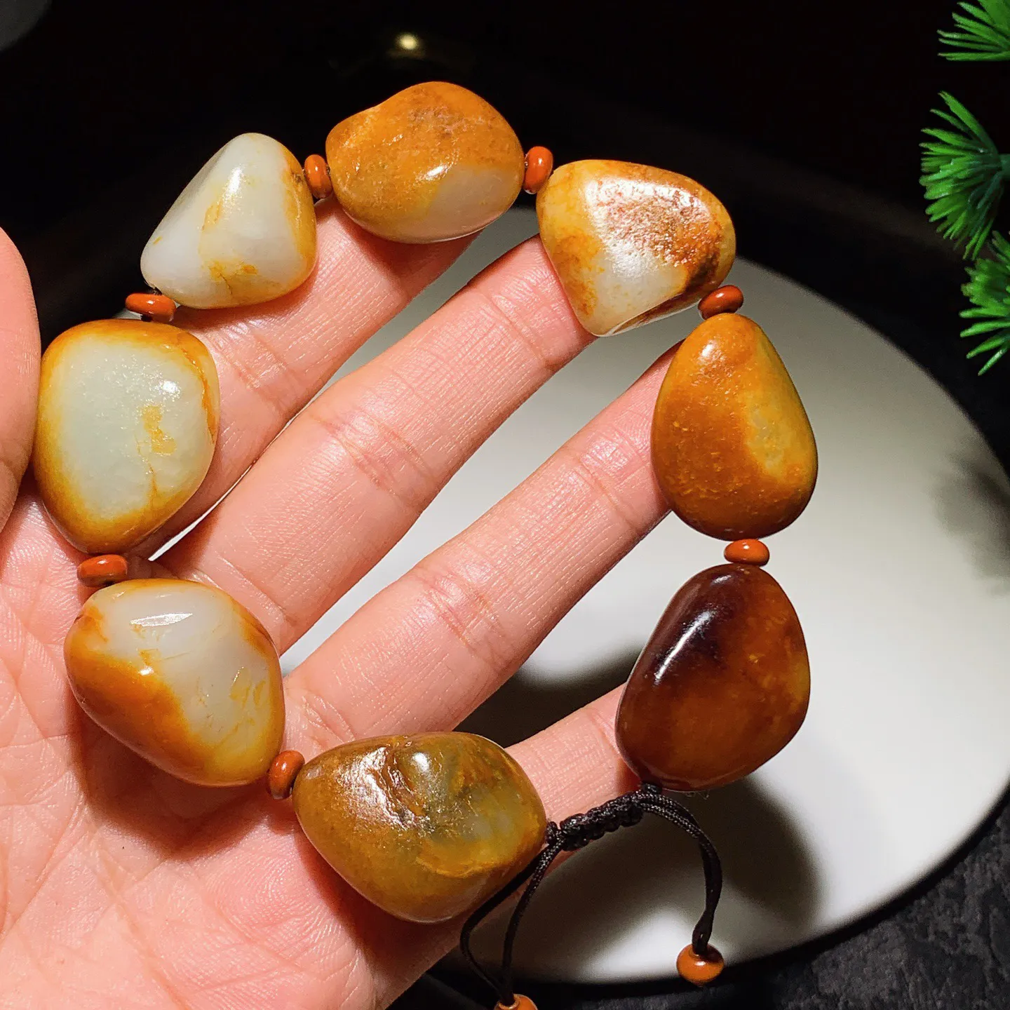 新疆和田玉籽料原石手串。单颗尺寸27/20/10重77.5克。玉质细腻油润。真籽真皮 ，手推出油。佩戴高端典雅。lt251114