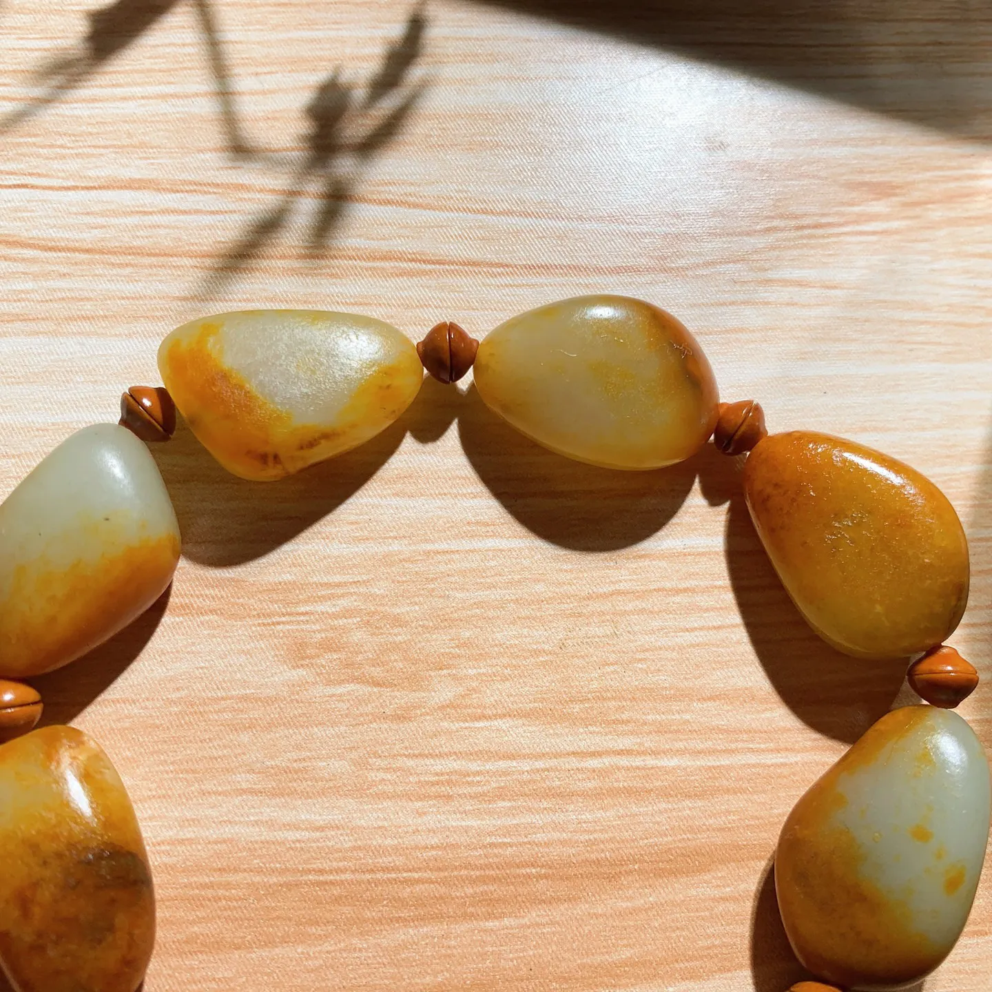 新疆和田玉籽料原石手串。单颗尺寸23/15/10重44.7克。玉质细腻油润。真籽真皮 ，手推出油。佩戴高端典雅。lt251114