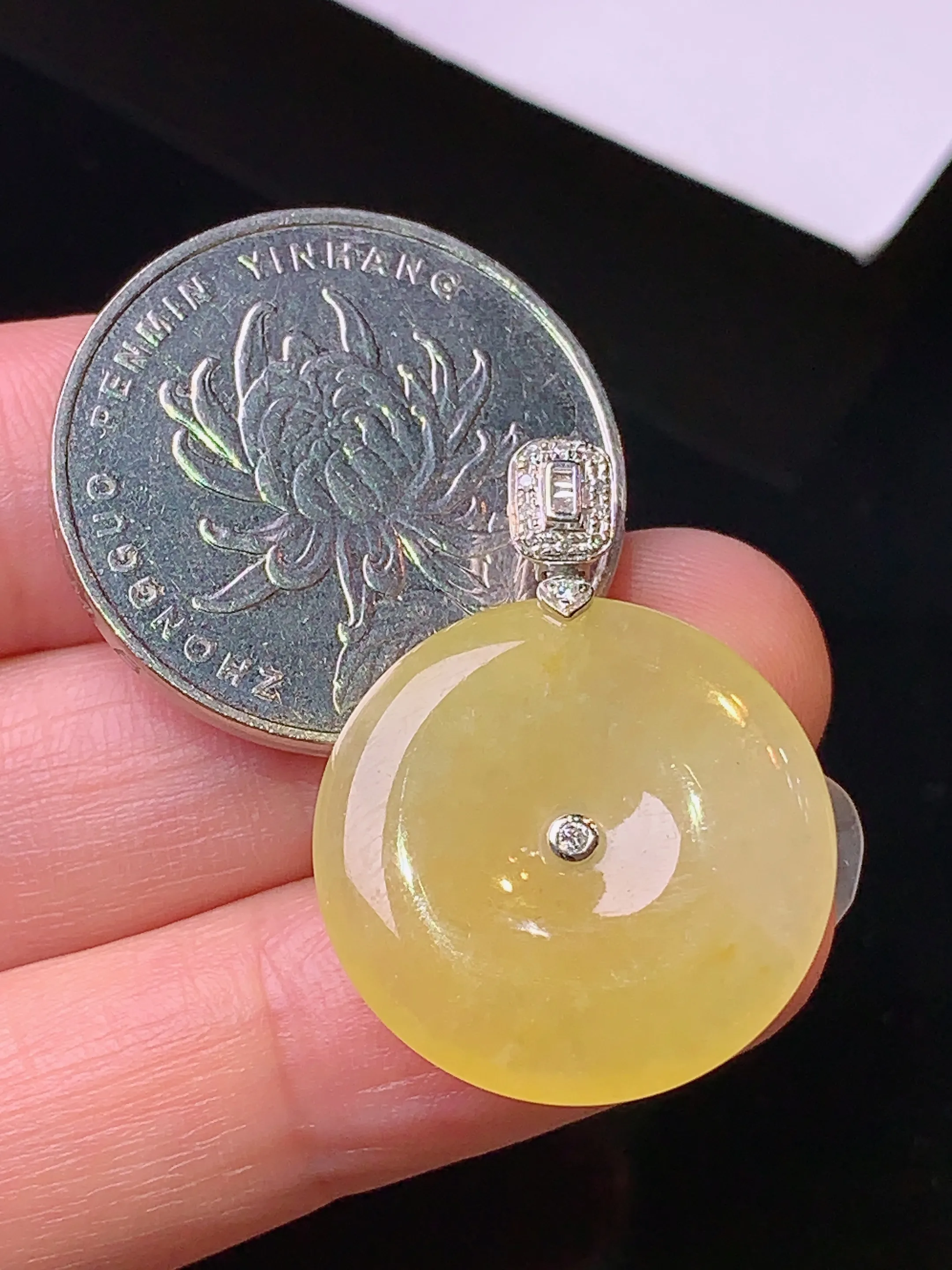 18k金钻镶嵌黄翡平安扣吊坠 玉质细腻 色泽清新艳丽 整体尺寸27.7*21*3.5