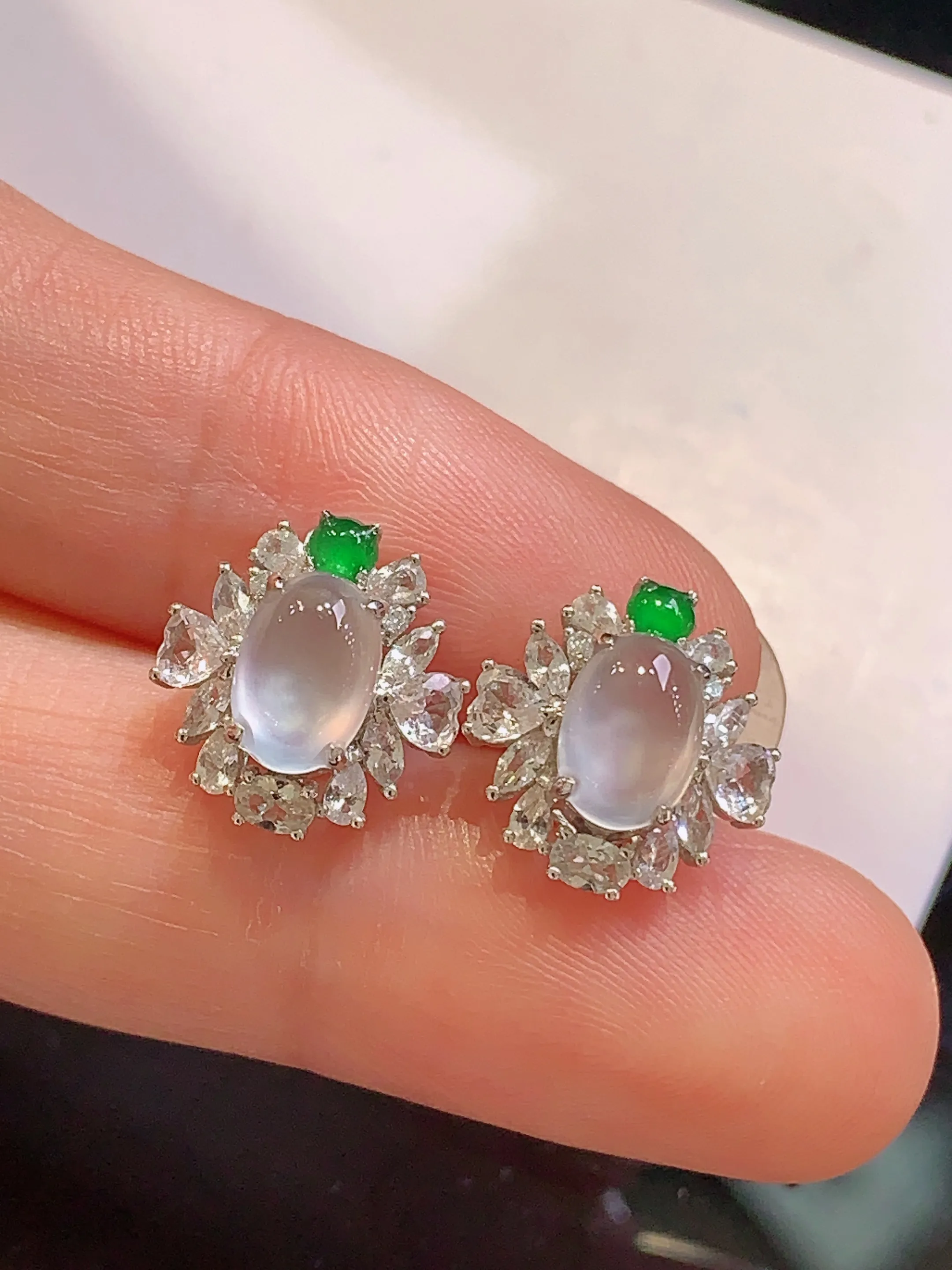 18k金钻镶嵌冰种蛋面耳钉 玉质细腻 色泽清新艳丽 整体尺寸12.3*12*7.3