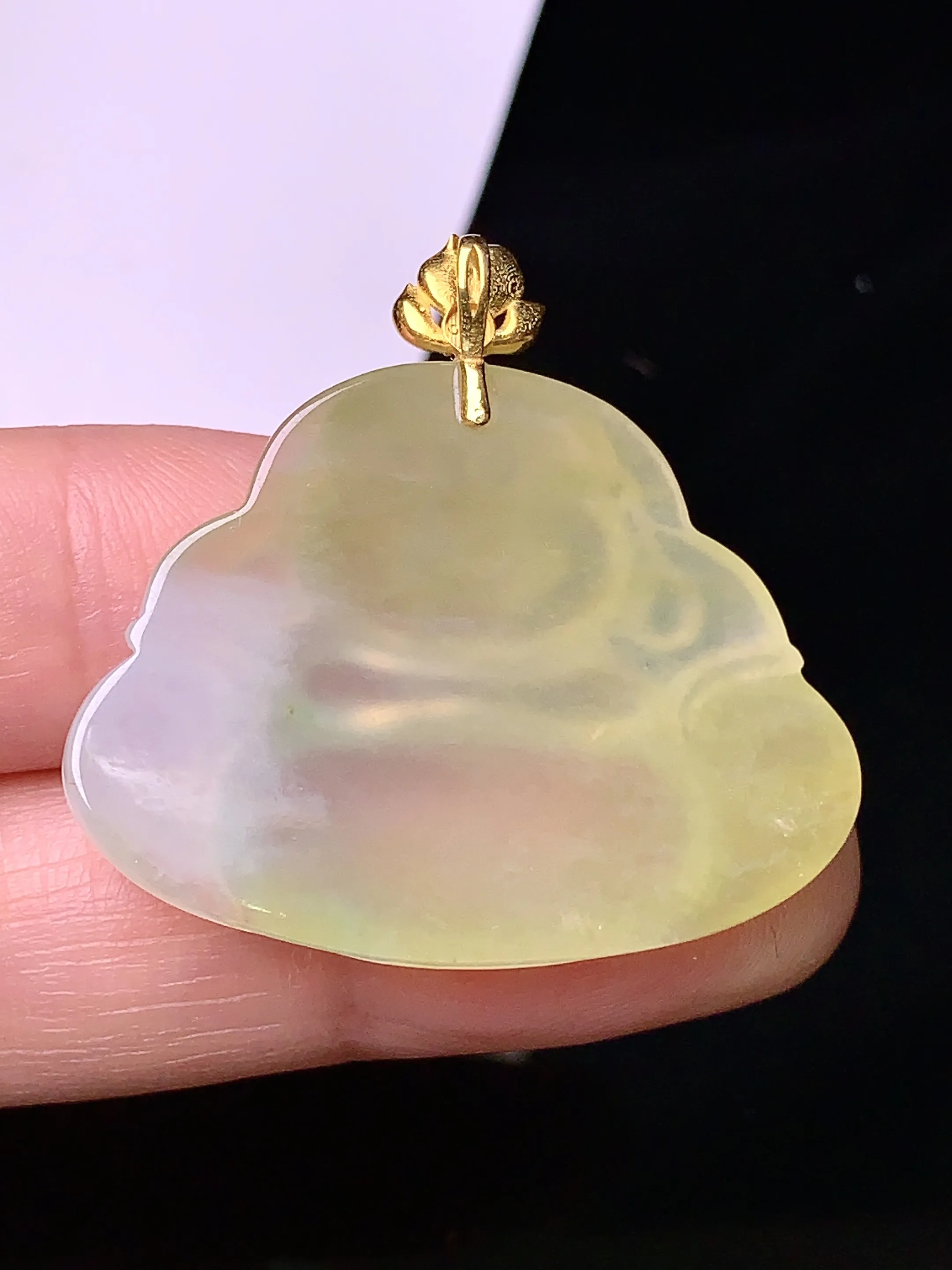 18k金钻镶嵌飘黄翡吊坠 玉质细腻 色泽清新艳丽 整体尺寸31.6*33.6*5