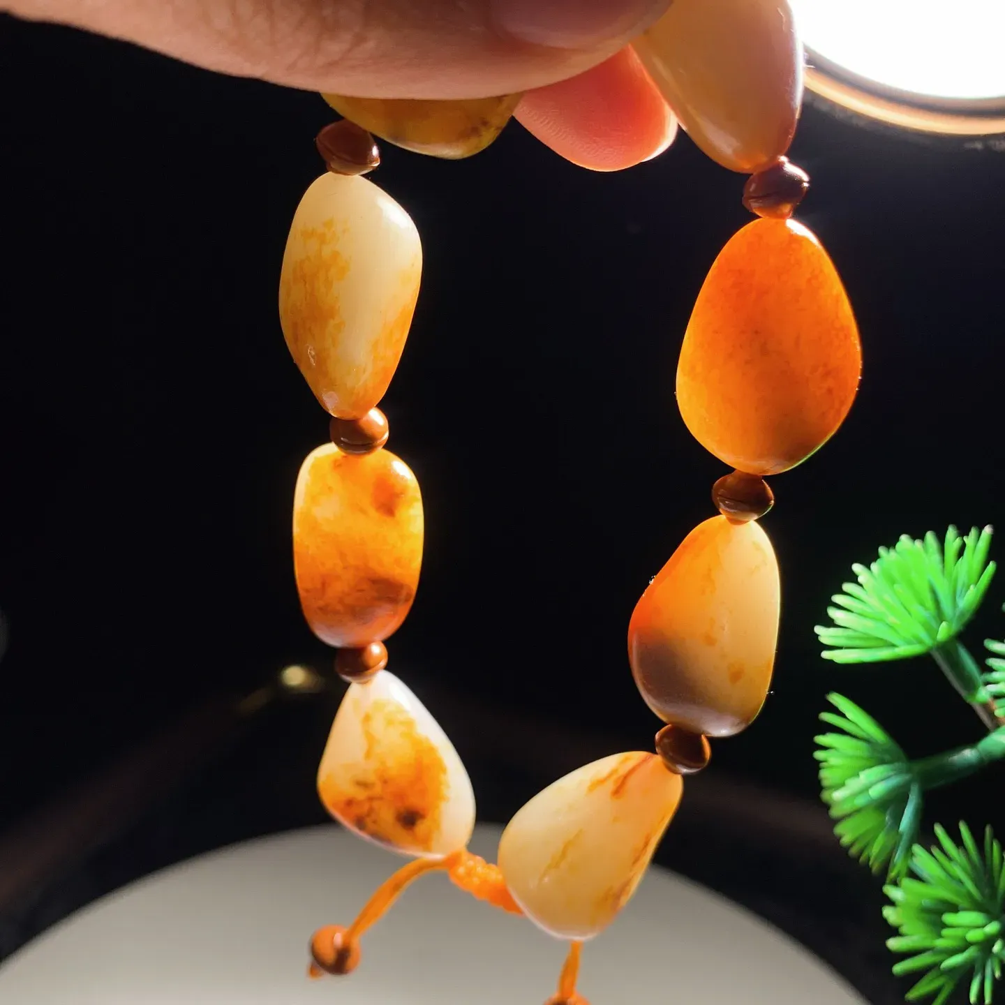 新疆和田玉籽料原石手串。单颗尺寸23/15/10重44.7克。玉质细腻油润。真籽真皮 ，手推出油。佩戴高端典雅。lt251114