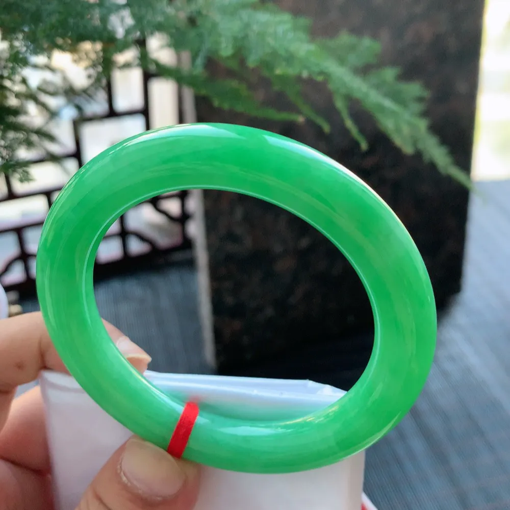 圆条满绿 无瑕 尺寸:56.1/10.9/10.6 满色