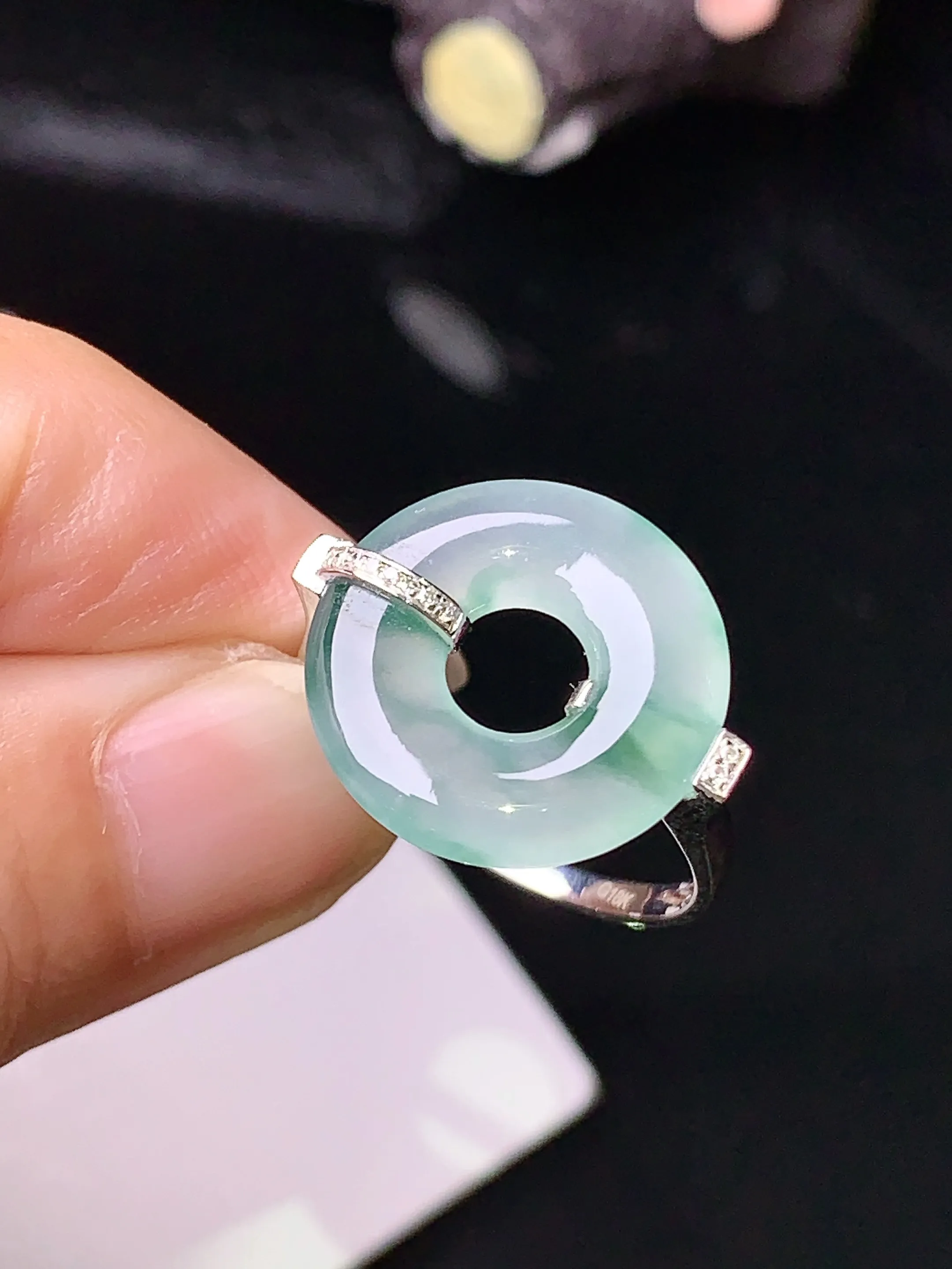 18k金钻镶嵌冰种平安扣戒指 玉质细腻 色泽清新艳丽 圈口14 整体尺寸15.5*2.8