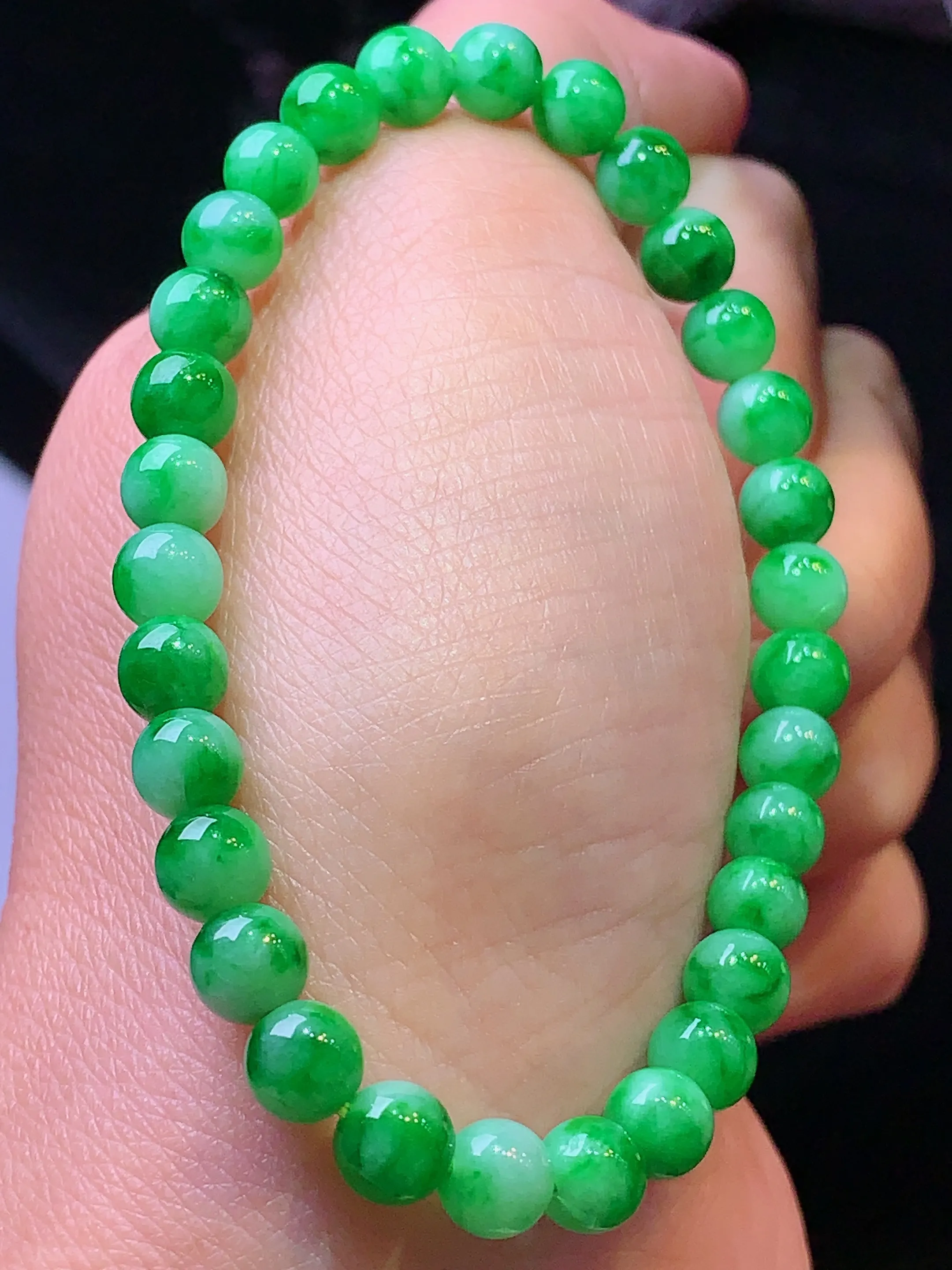 翠绿圆珠手链 玉质细腻 色泽清新艳丽 整体尺寸5.6