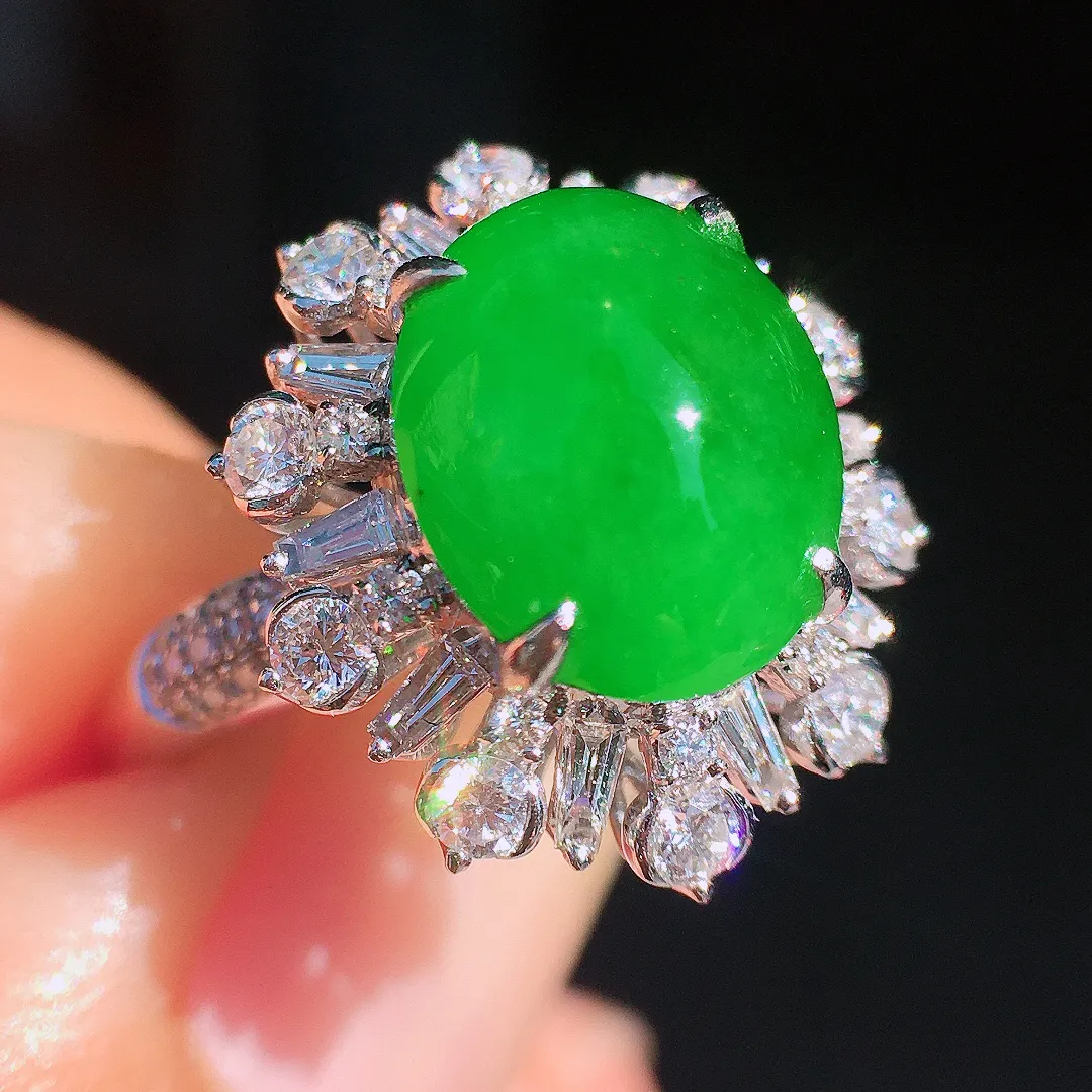 阳绿蛋面戒指，色泽均匀艳丽，玉质细腻，荧光感超
强，饱满圆润，尽显优雅气质，18k
金豪华镶嵌