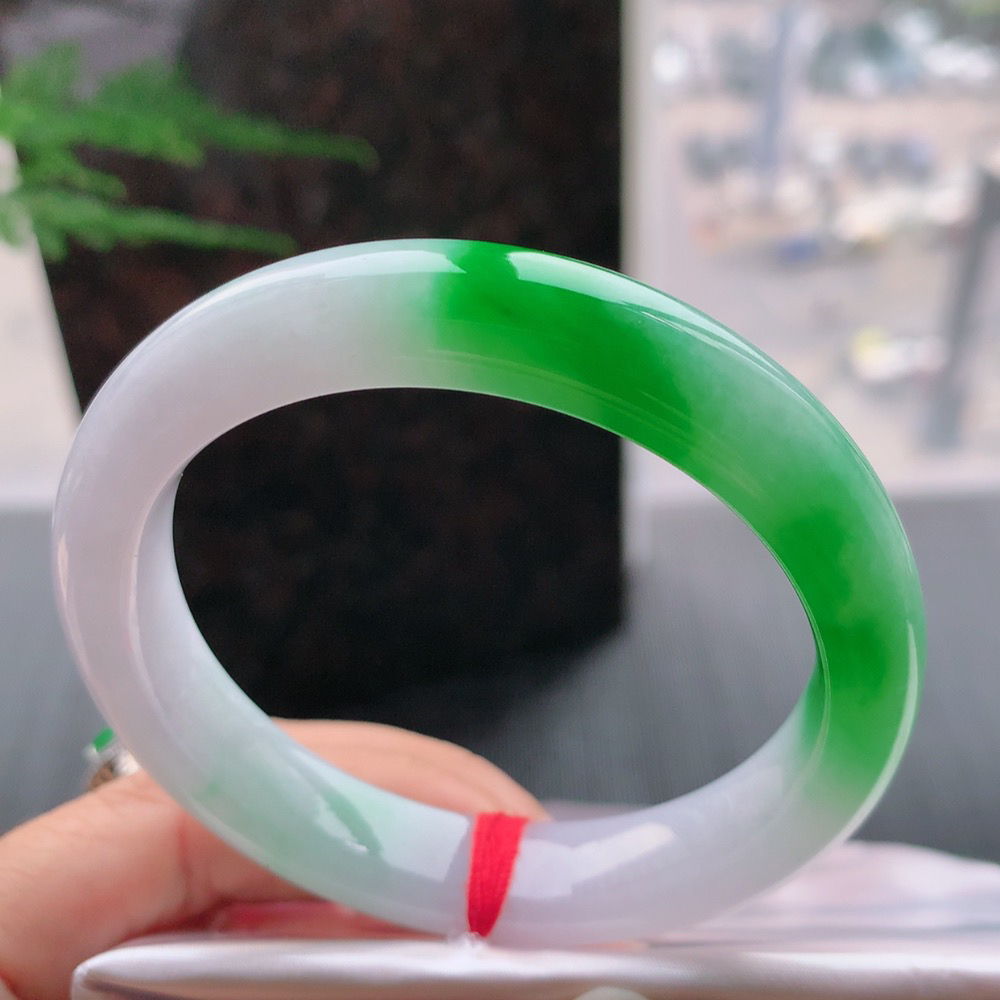 正圈一大节阳绿 无瑕 尺寸:54.2/11.7/8.4 色阳