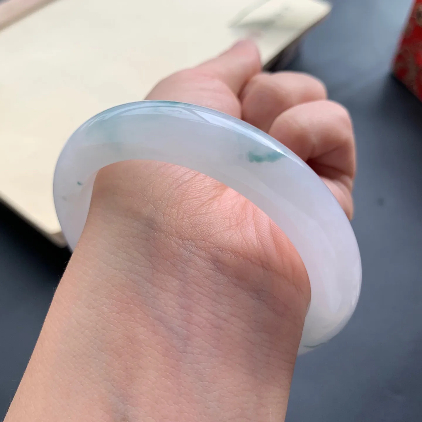 54.5圈口飘花正圈手镯 尺寸：54.5-11.8-8.5，细腻釉洁，花色飘逸