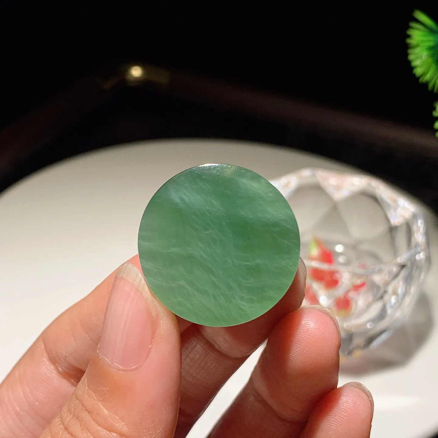 和田玉阳绿猫眼俄罗斯碧玉平安无事圆牌挂件。尺寸26/13重17.5克。玉质细腻油润。手推出油。佩戴高端典雅。lt251114