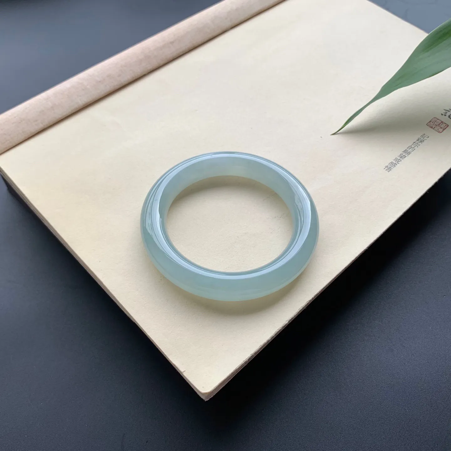 55.8圈口冰晴底圆条手镯 尺寸：55.8-11.8-11.2，水润饱满，胶感十足