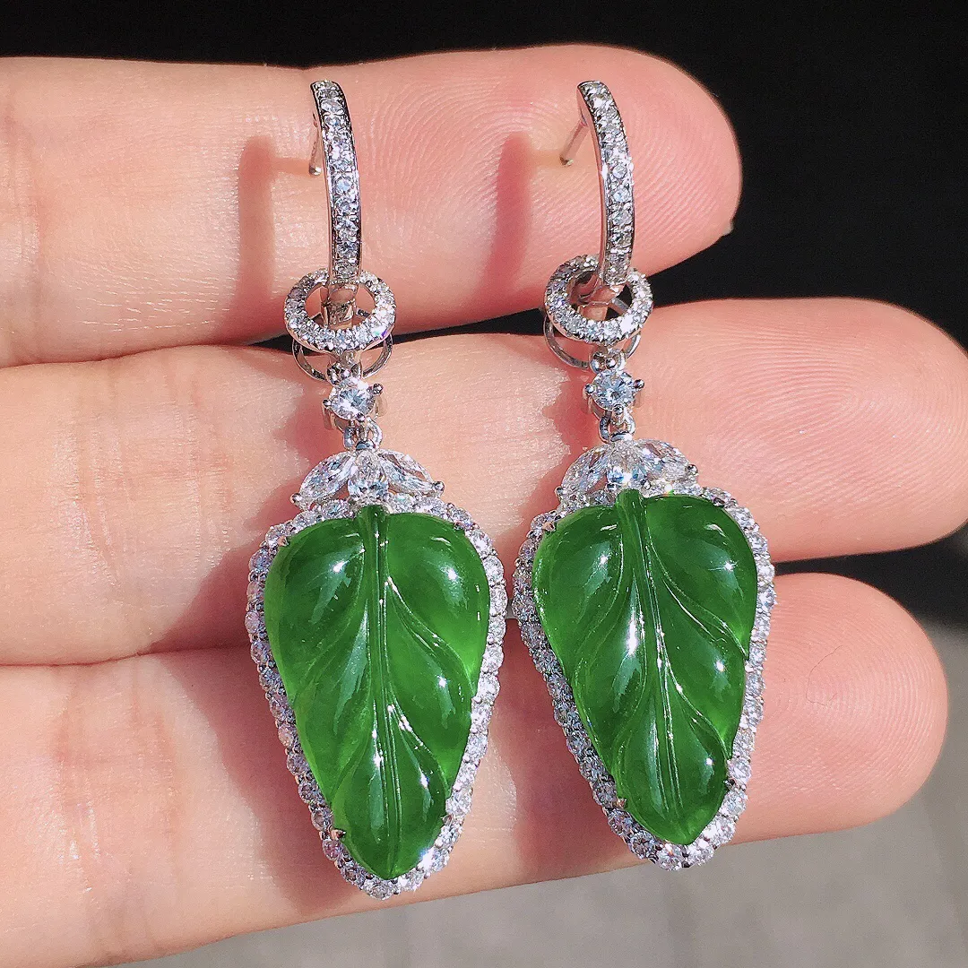 满绿玉叶吊坠/耳坠两用款，色泽均匀艳丽，玉质细腻，荧光感超
强，饱满圆润，尽显优雅气质，18k
金豪华镶嵌