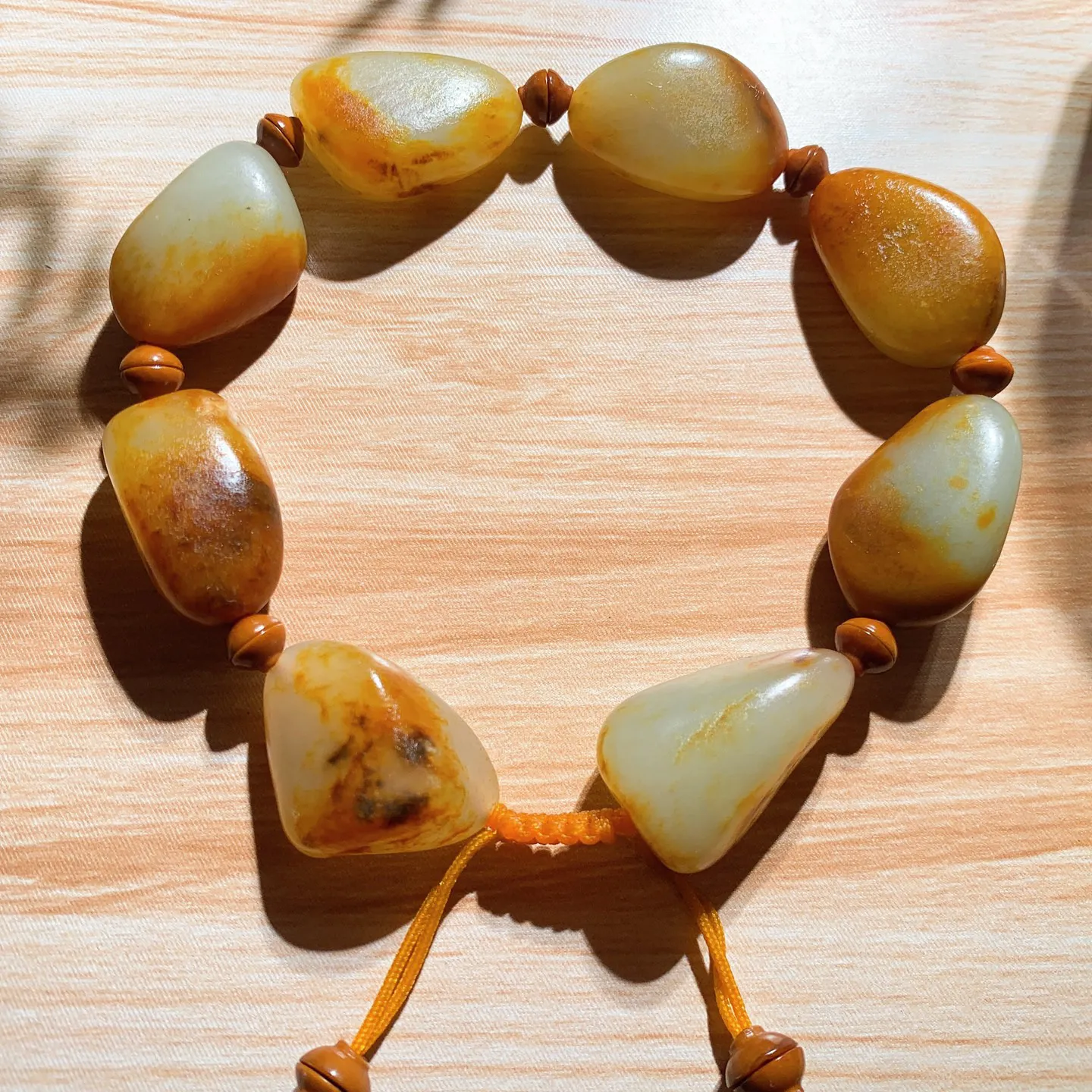 新疆和田玉籽料原石手串。单颗尺寸23/15/10重44.7克。玉质细腻油润。真籽真皮 ，手推出油。佩戴高端典雅。lt251114