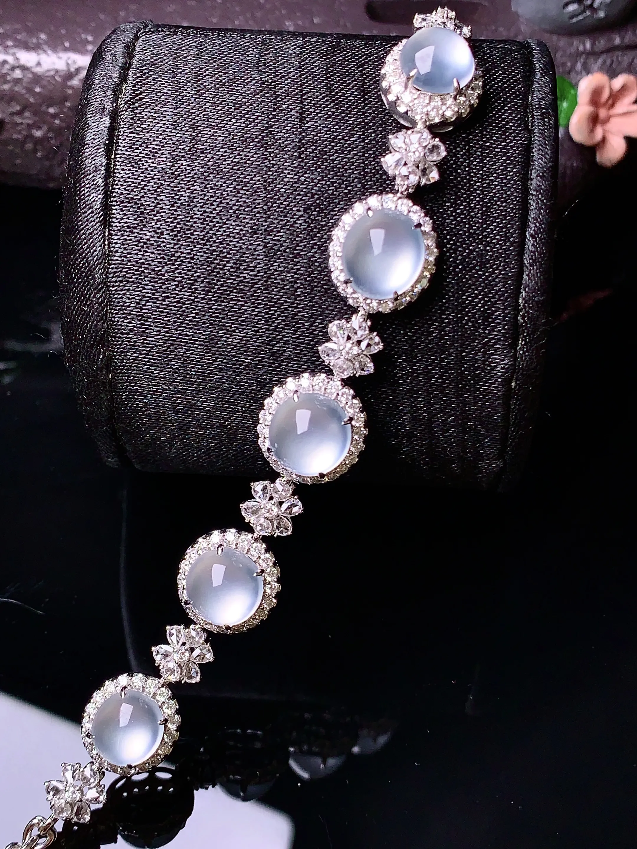 18k金钻镶嵌冰种蛋面手链 玉质细腻 色泽清新艳丽 整体尺寸96.6*11*8.2