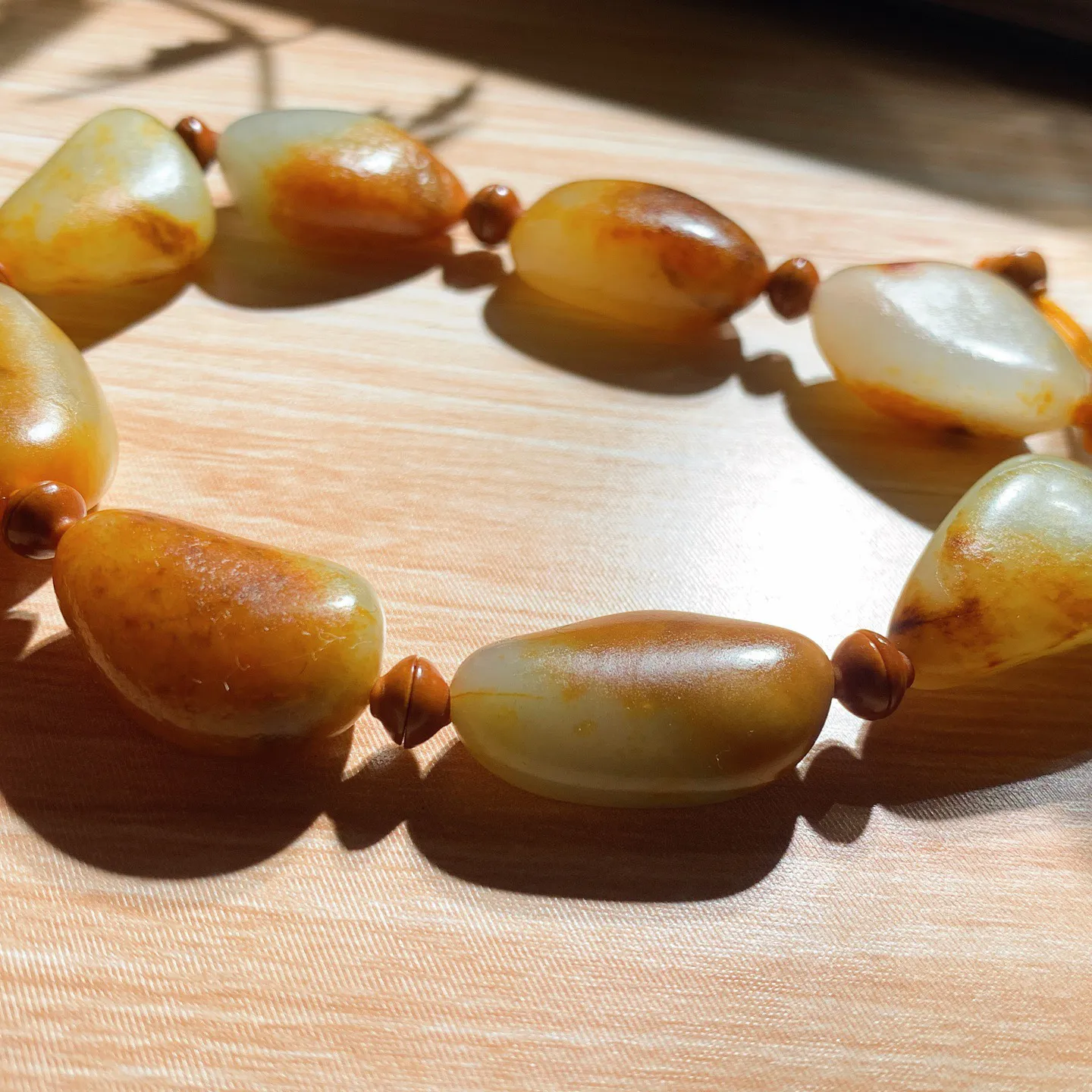 新疆和田玉籽料原石手串。单颗尺寸23/15/10重44.7克。玉质细腻油润。真籽真皮 ，手推出油。佩戴高端典雅。lt251114