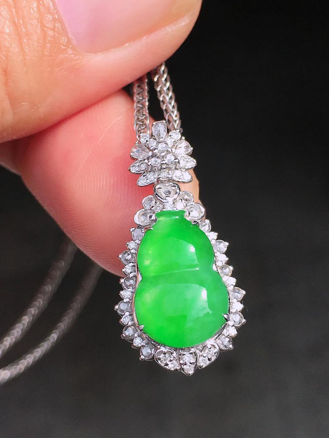 阳绿葫芦吊坠，色泽均匀艳丽，玉质细腻，荧光感超
强，饱满圆润，尽显优雅气质，18k
金豪华镶嵌