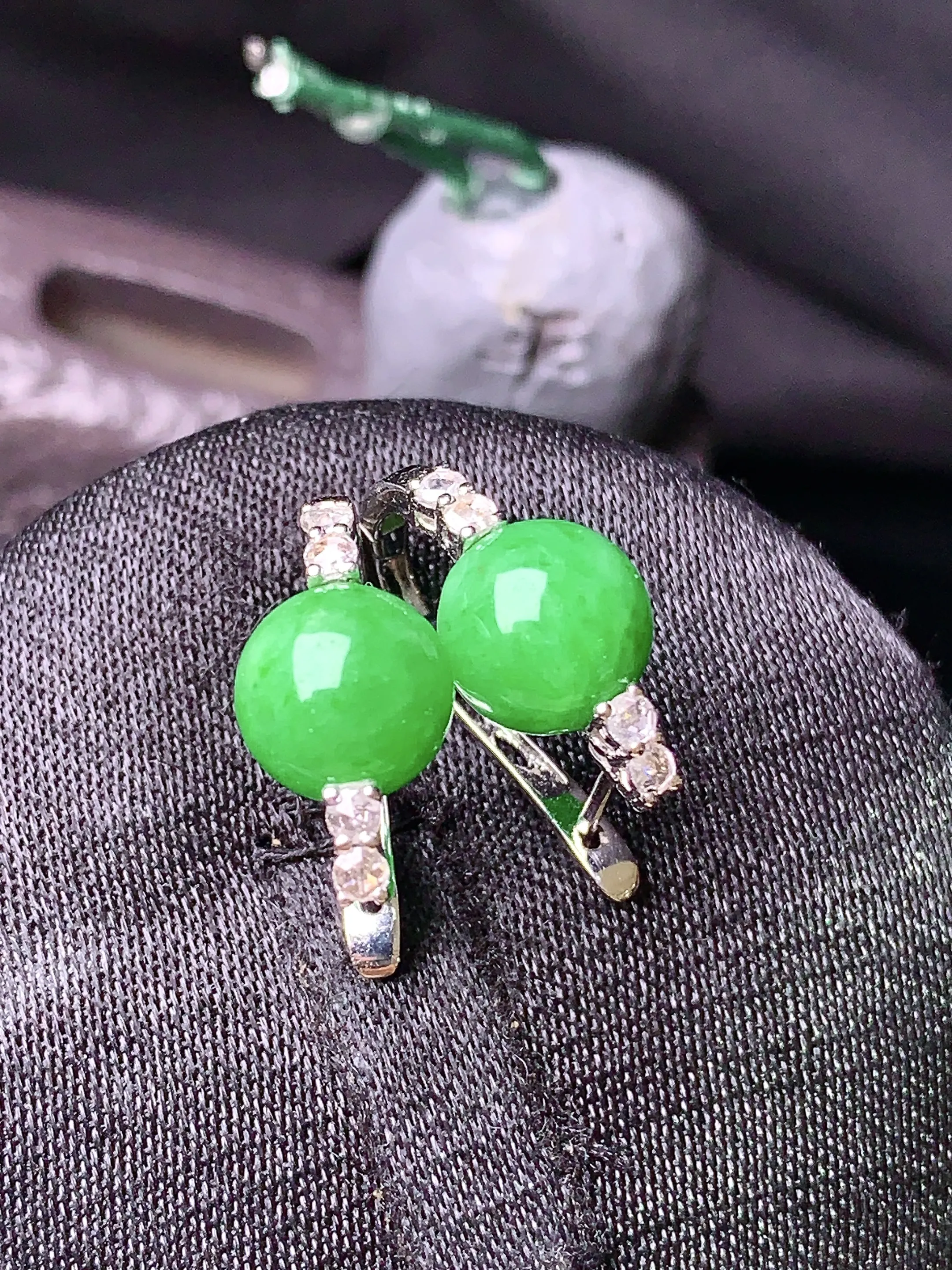 18k金钻镶嵌翠绿圆珠耳钉 玉质细腻 色泽清新艳丽 整体尺寸7.8