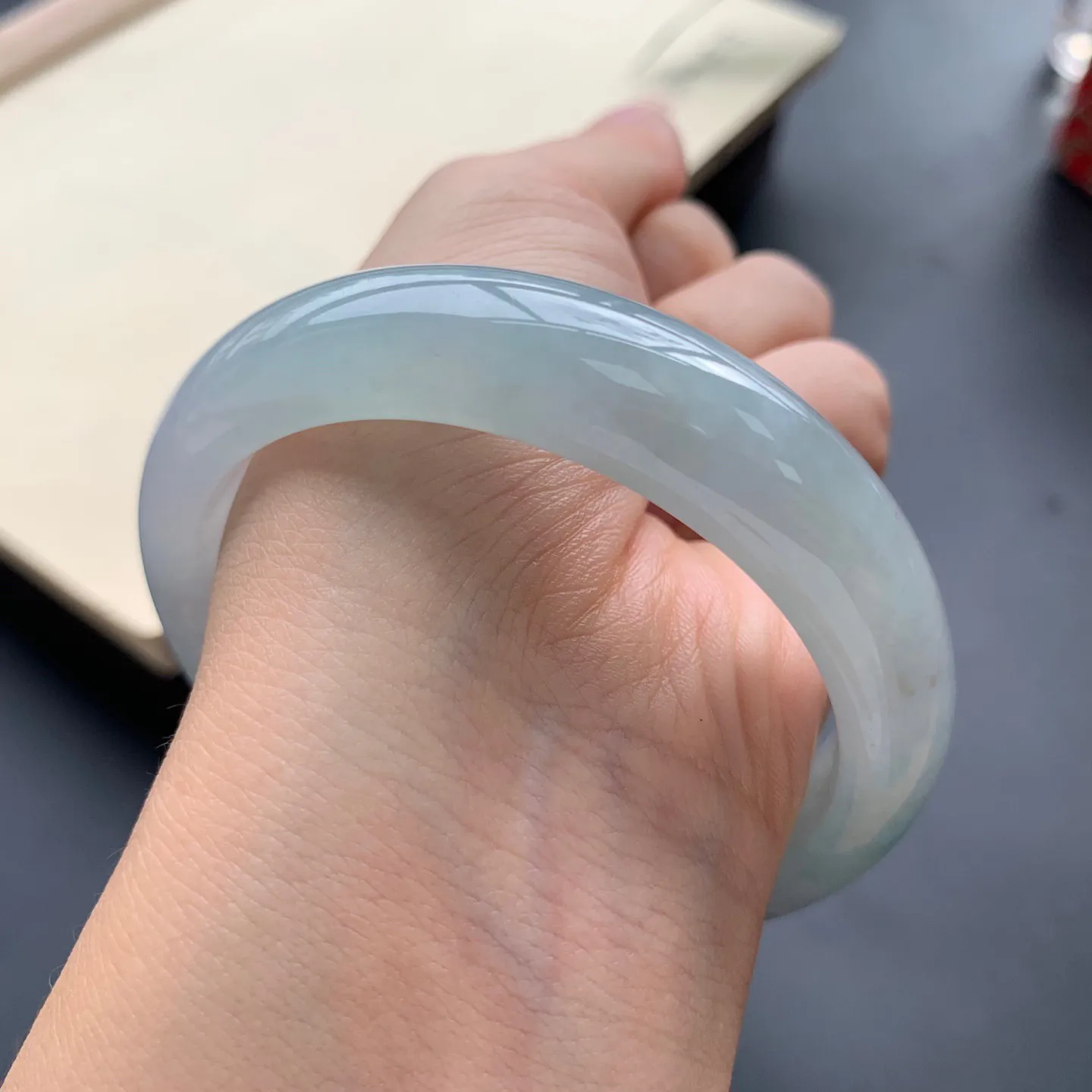 57圈口飘花正圈手镯 尺寸：57-13.8-8，无纹裂，细腻起胶，宽版大气