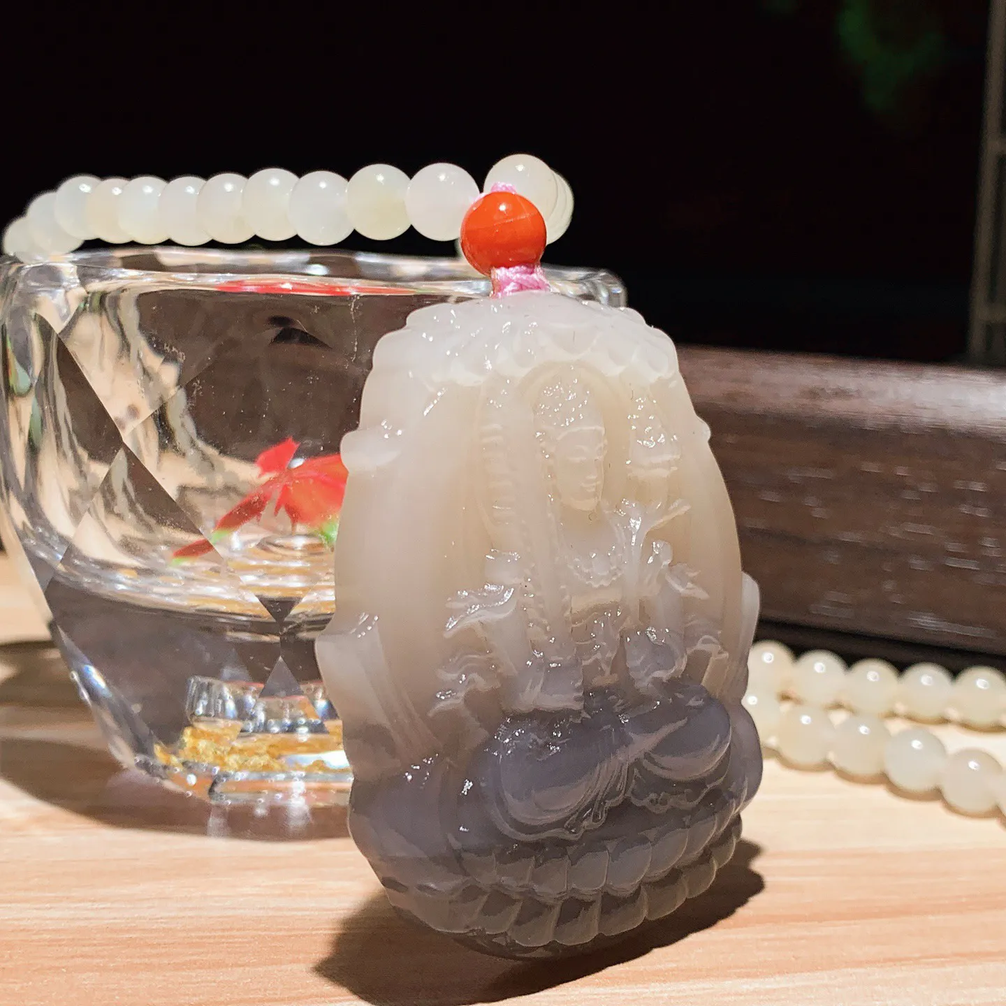 和田玉藕粉加紫罗兰虚空藏菩萨牌子挂件。尺寸49/42/10重73克。玉质细腻油润。手推出油。佩戴高端典雅。lt251114