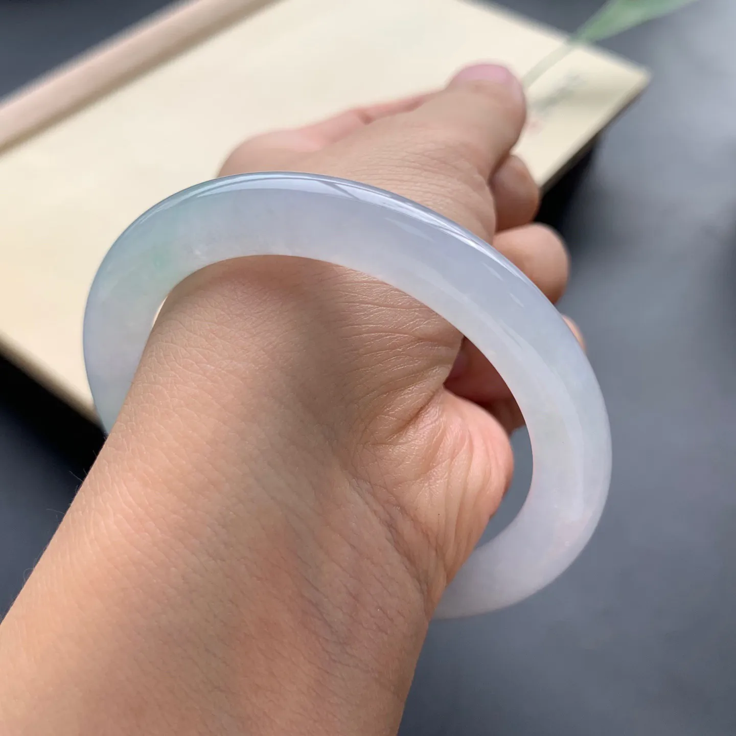 54圈口冰种圆条手镯 尺寸：54-9-8.8，无纹裂，水润饱满，胶感十足