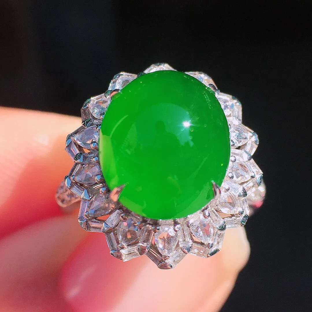 满绿蛋面戒指，色泽均匀浓郁，玉质细腻，荧光感超
强，饱满圆润，尽显优雅气质，18k
金豪华镶嵌