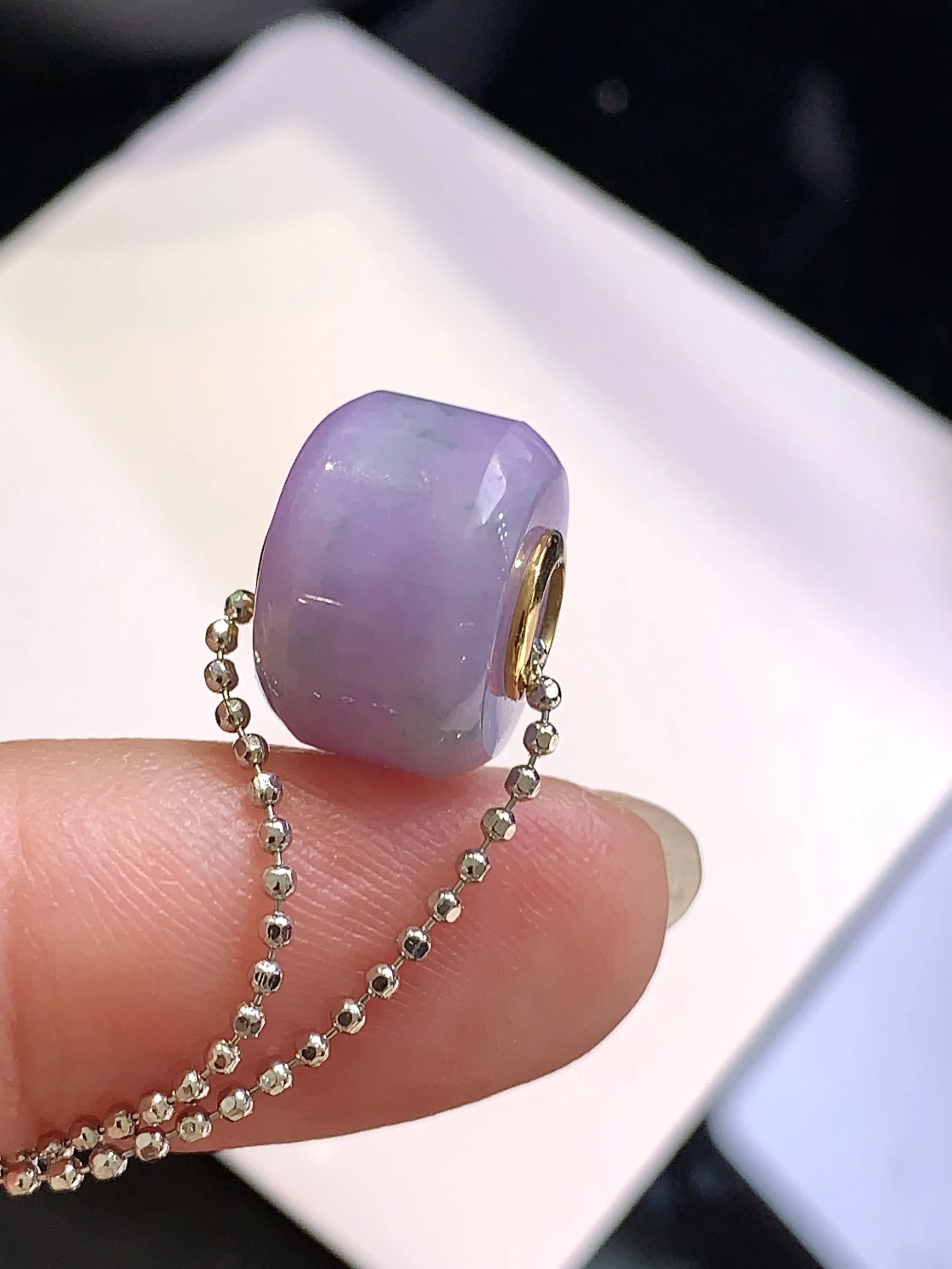 18k金镶嵌紫罗兰路路通吊坠 玉质细腻 色泽清新艳丽 整体尺寸12.8*8