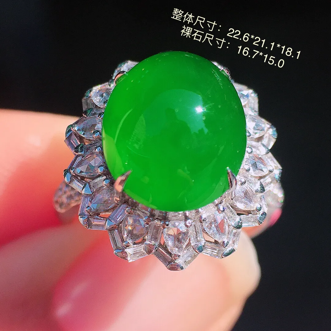 满绿蛋面戒指，色泽均匀浓郁，玉质细腻，荧光感超
强，饱满圆润，尽显优雅气质，18k
金豪华镶嵌