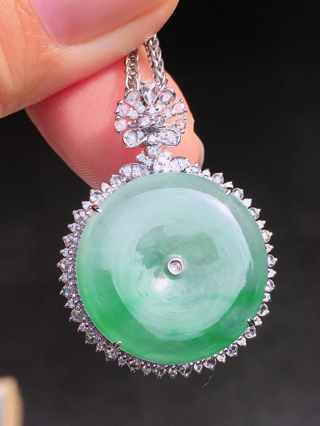 飘绿平安扣吊坠，色泽艳丽，玉质细腻，荧光感超
强，饱满圆润，尽显优雅气质，18k
金豪华镶嵌