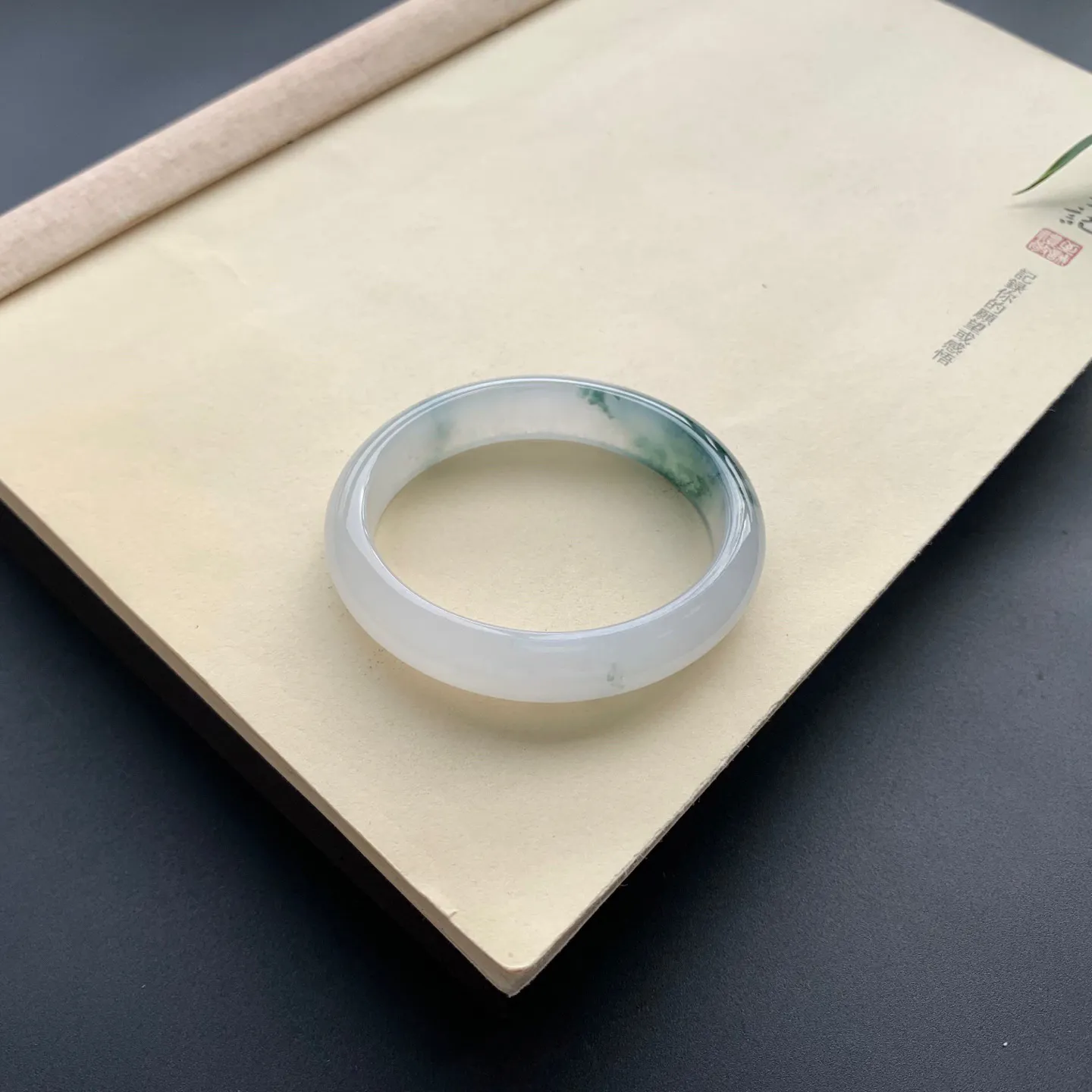 55.8圈口冰种飘花贵妃手镯 尺寸：55.8-48.3-13-7，水润起胶，花色灵动