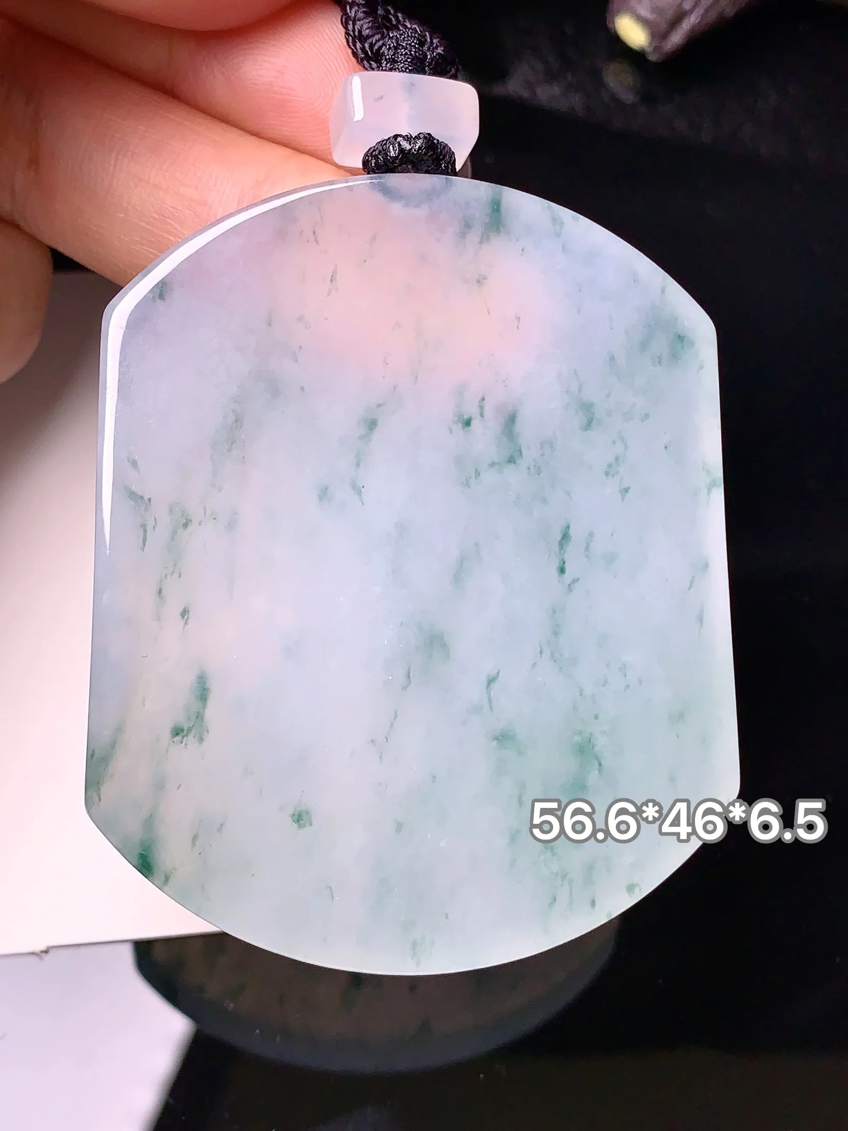 冰种飘花无事牌吊坠 玉质细腻 色泽清新艳丽 整体尺寸56.6*46*6.5