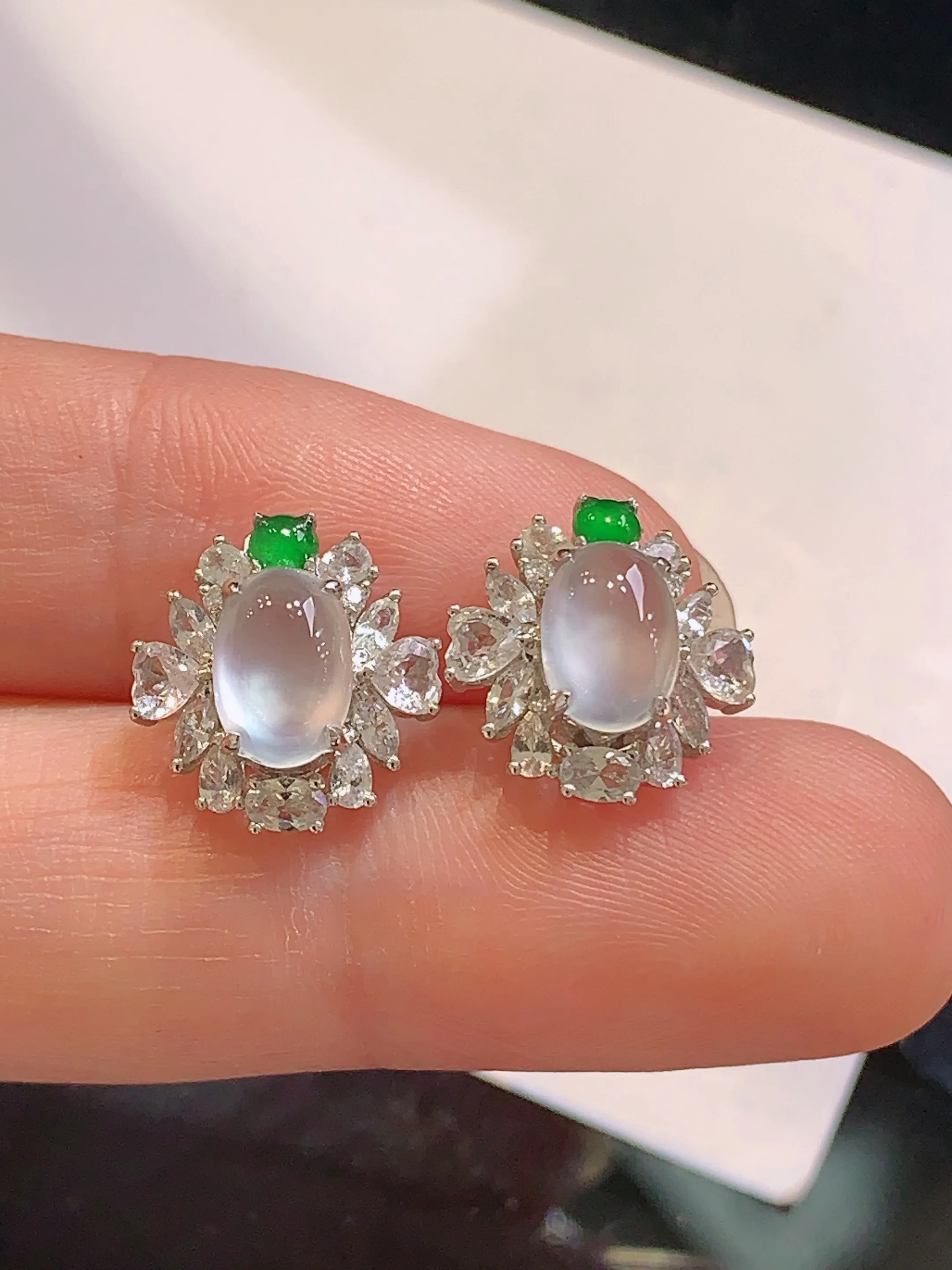 18k金钻镶嵌冰种蛋面耳钉 玉质细腻 色泽清新艳丽 整体尺寸12.3*12*7.3