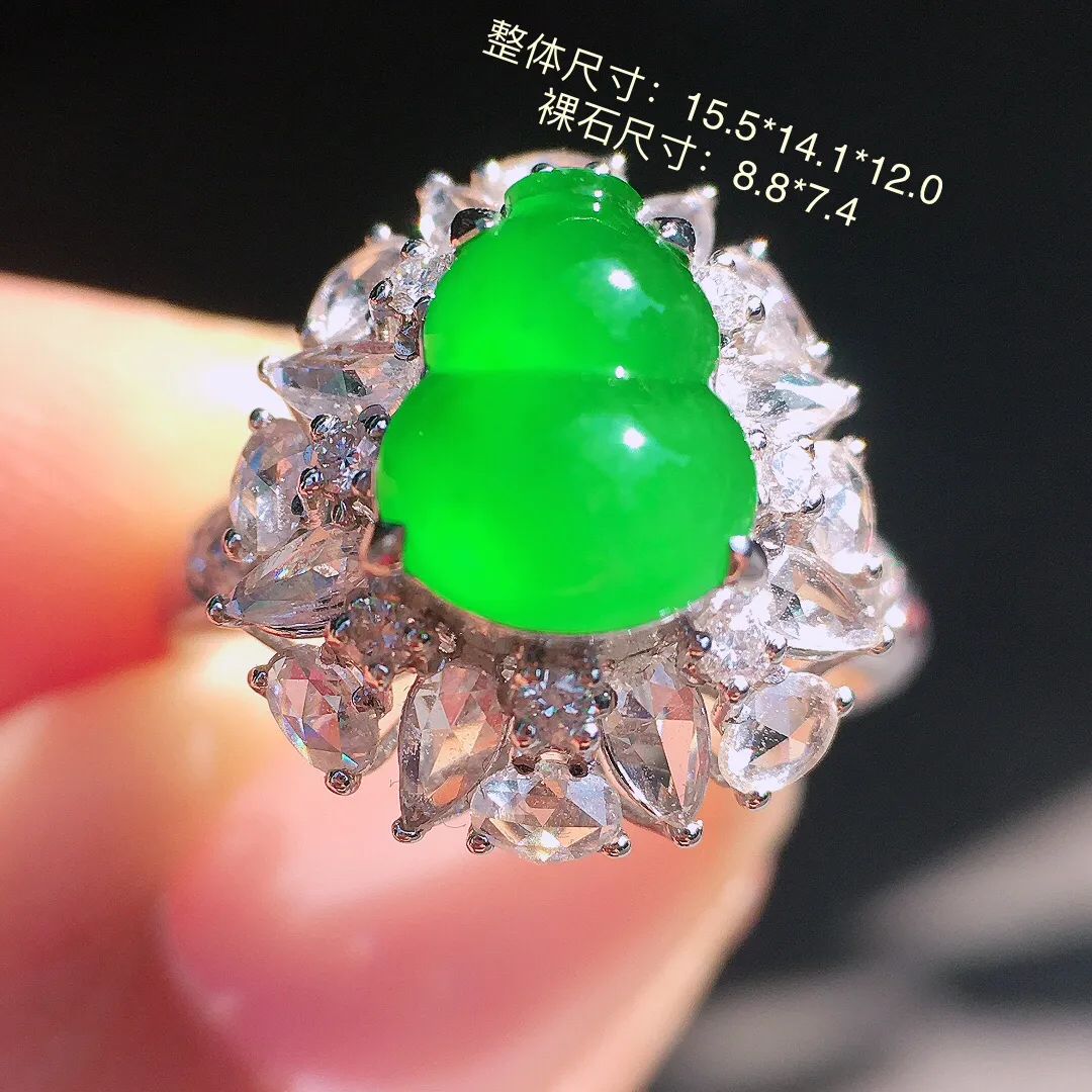 阳绿葫芦戒指，色泽均匀艳丽，玉质细腻，荧光感超
强，饱满圆润，尽显优雅气质，18k
金豪华镶嵌